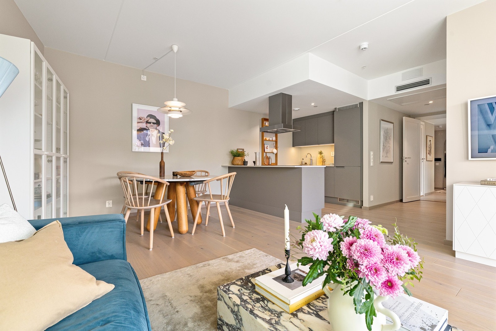 Den åpne løsningen mot kjøkkenet gir et sosialt og funksjonelt allrom, hvor kjøkkenøya fungerer som en naturlig romdeler mellom stue og kjøkken. Galleribilde