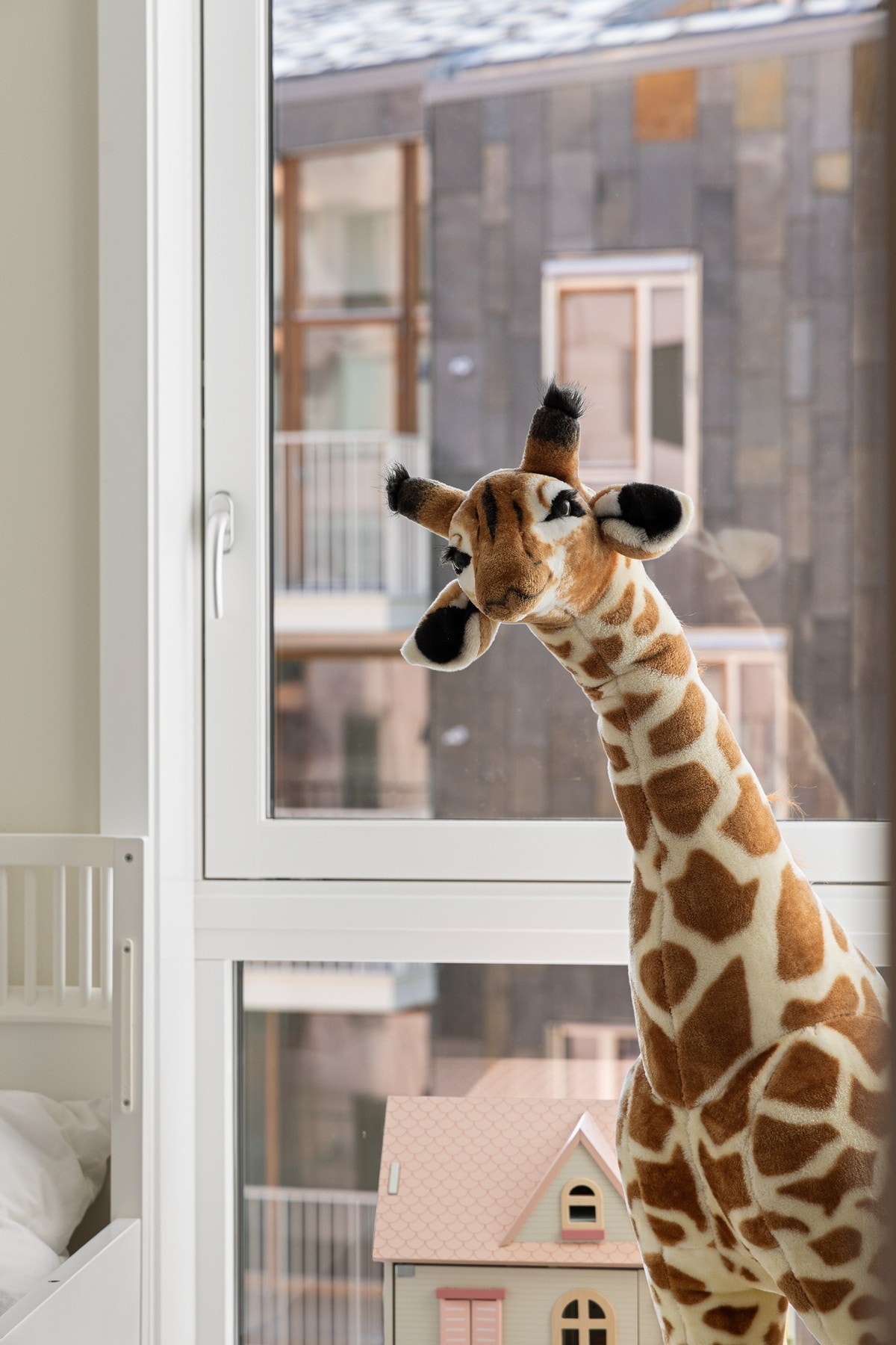 Selv sjiraffen får god plass på soverom 2 - et lekent og romslig rom som gir god boltreplass for både små og store beboere. Galleribilde