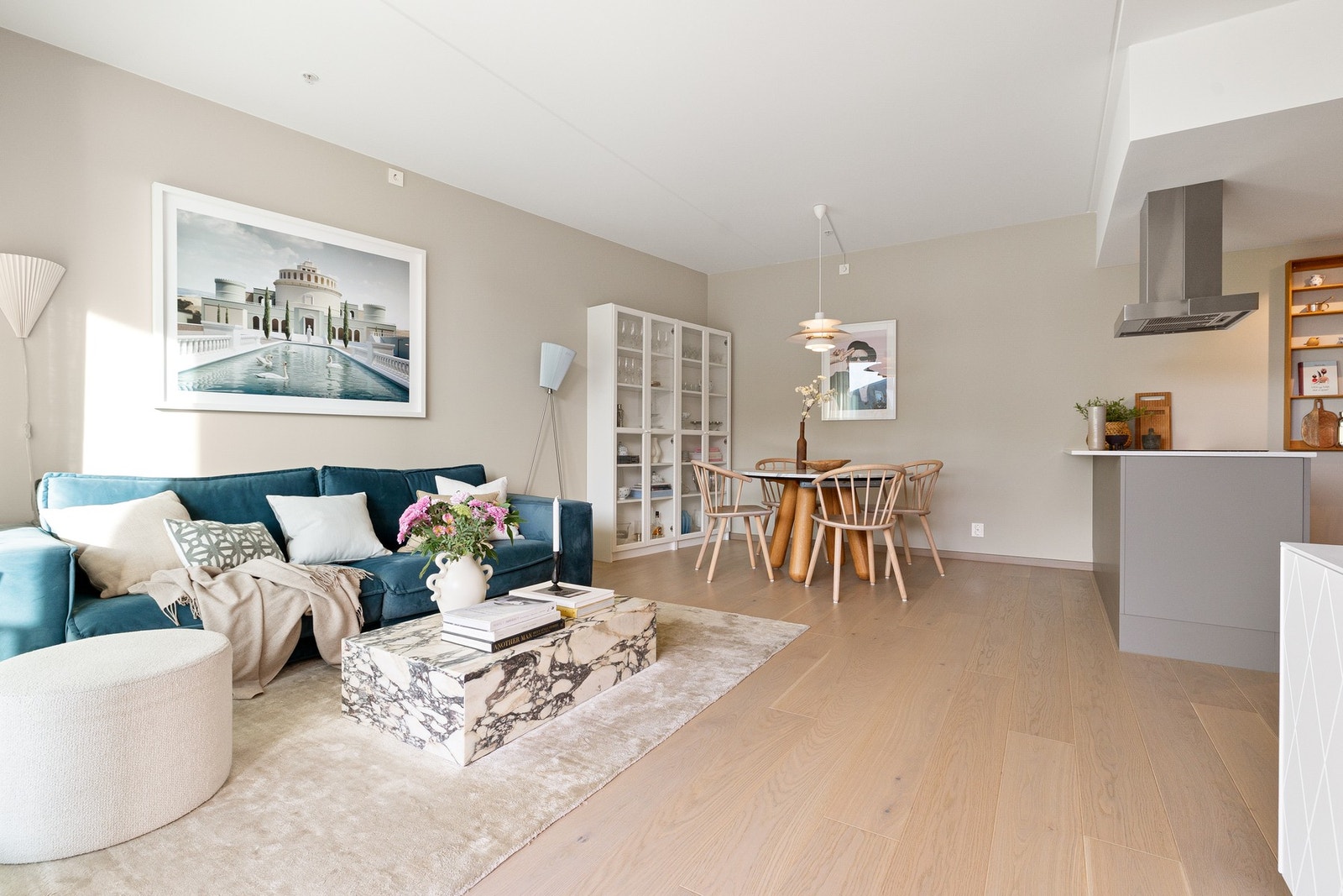 Gjennomgående flotte parkettgulv understreker helheten og gir stuen et eksklusivt og tidløst preg. Galleribilde