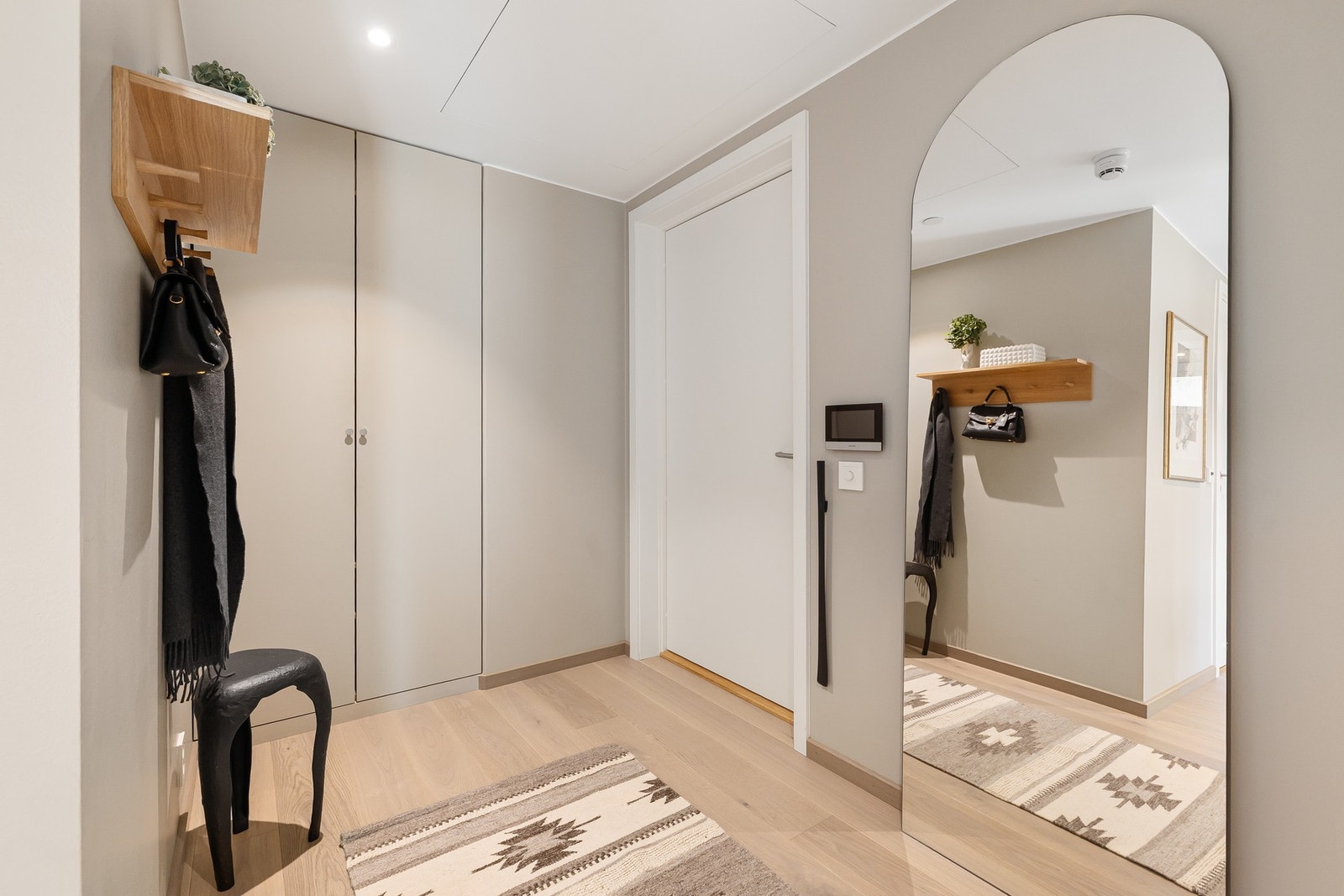 Boligen har balansert ventilasjonsanlegg med aggregat diskret plassert i taket i entréen. Galleribilde