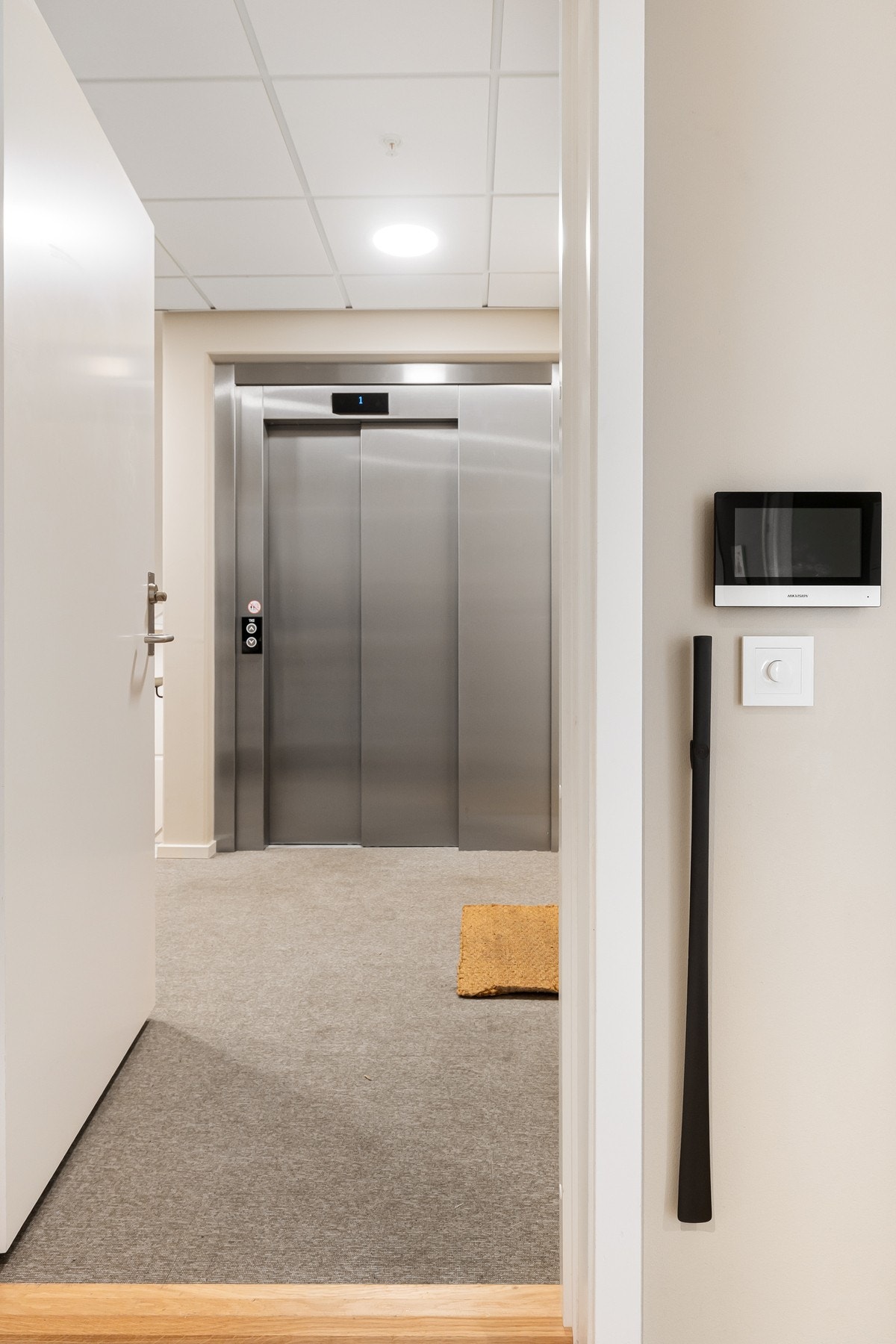 Leiligheten ligger i fjerde etasje og byr på et komfortabelt easy-living -konsept, med heisadkomst direkte fra garasjeplan til boligen. Galleribilde