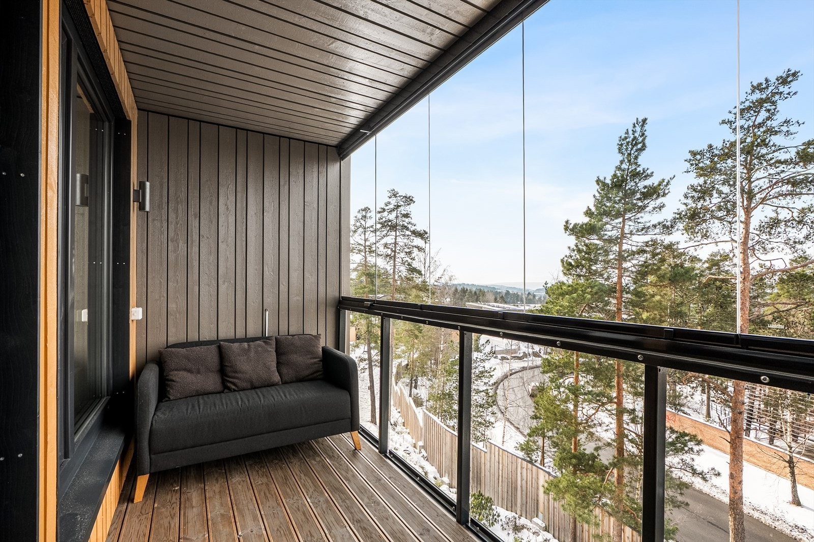 Fra hovedsoverommet er det utgang til en flott innglasset balkong målt til ca. 5,7 m² (grunnflate) med nydelig fjordutsikt. Galleribilde