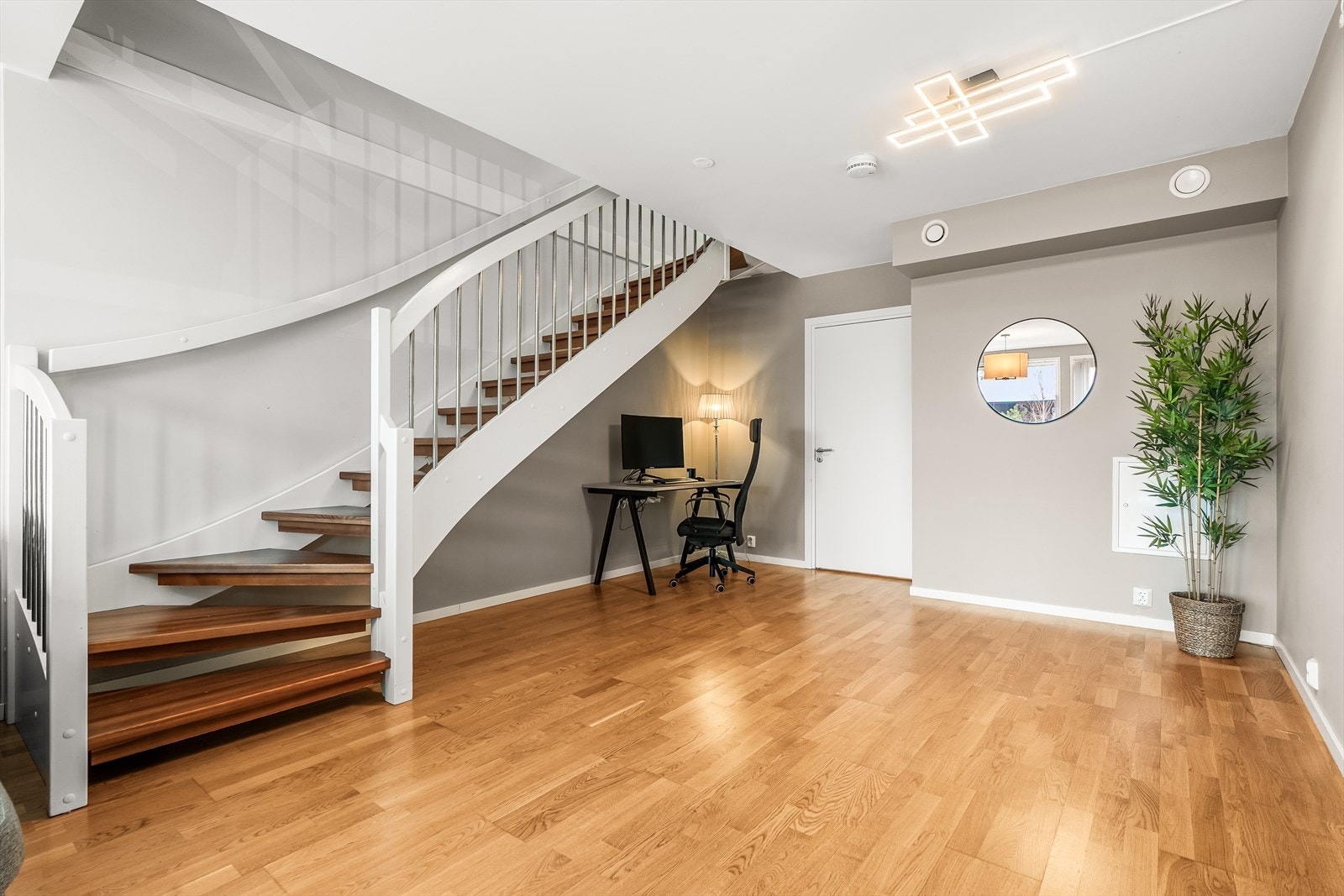 God plass til å lage et hjemmekontor under trappen. Galleribilde