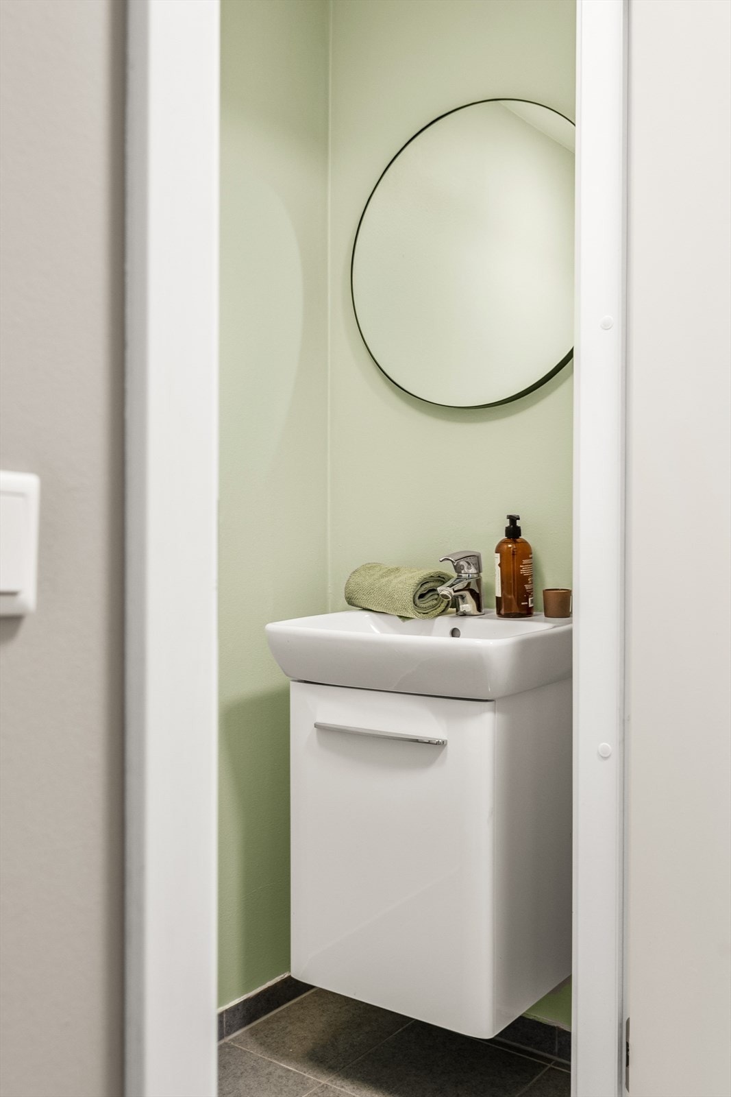 Det er flissatt gulv og glatte, malte vegg- og himlingsflater. Videre er det ventil i himling tilkoblet balansert ventilasjon, tilluftsspalte ved terskel og vannbåren gulvvarme. Galleribilde