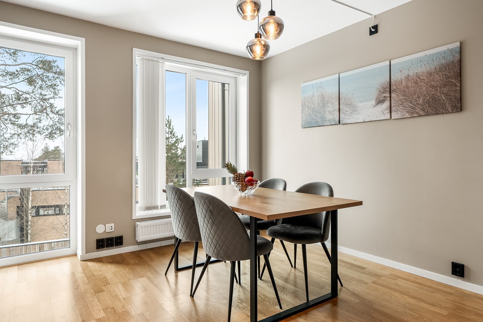 I tilknytning til kjøkkenet er det plass til et hyggelig spisebord hvor frokosten kan nytes. Galleribilde