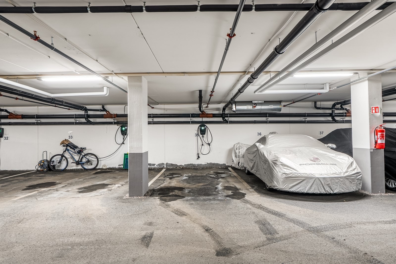 Garasjeplass med el-lader i felles lukket garasjeanlegg. Galleribilde