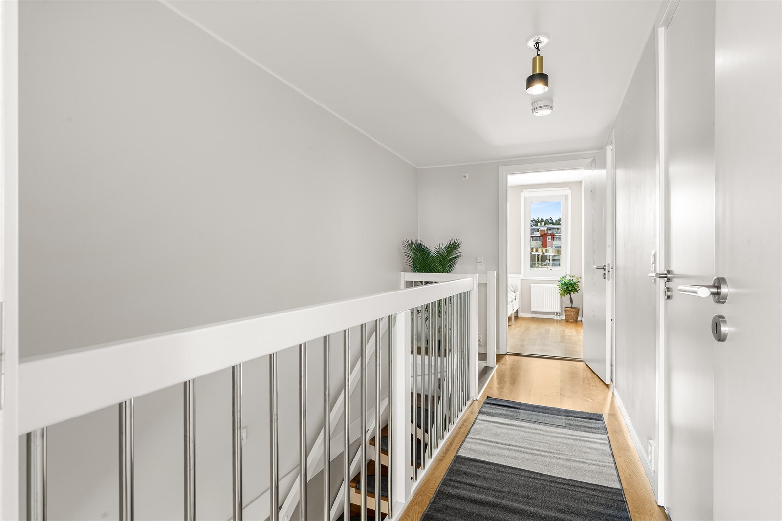 Trappeadkomst til andre etasje hvor det er 3 soverom, en balkong og et baderom. Galleribilde