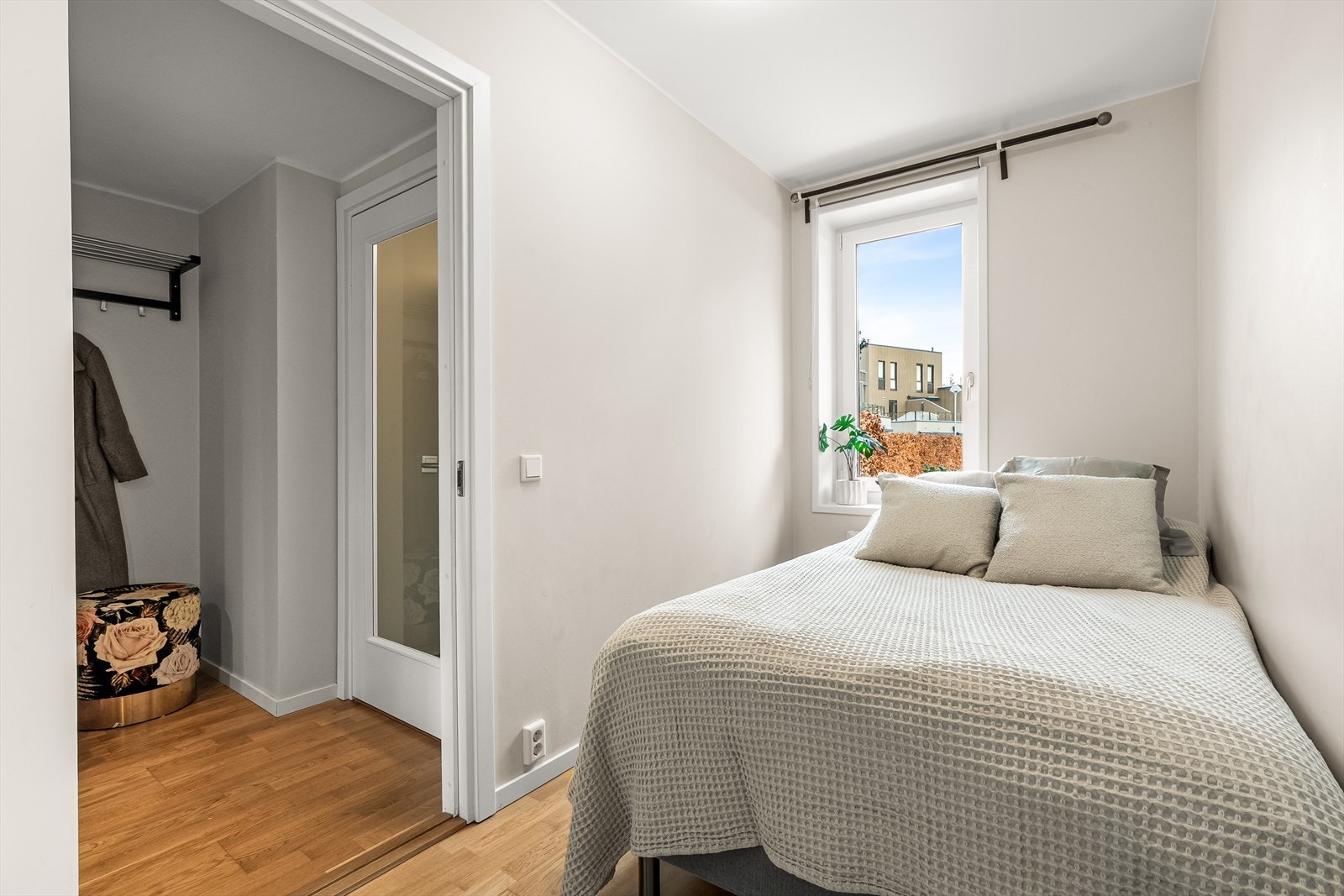 Boligen byr på fire soverom, hvor ett er plassert i 1.etasje. Soverommet har god plass til seng, nattbord og garderobeskap. Et fleksibelt rom som passer godt som gjesterom, barnerom eller hjemmekontor. Galleribilde