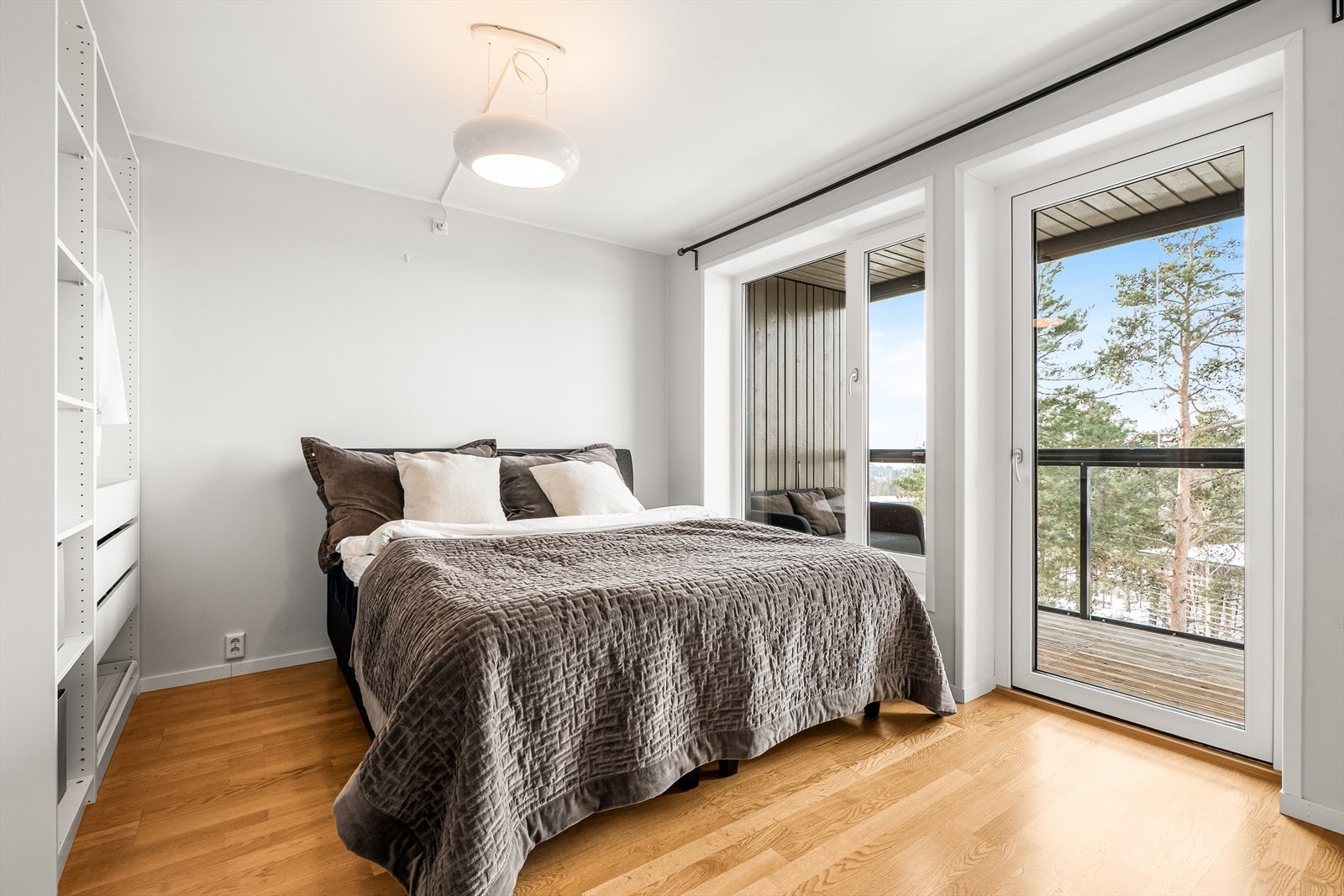 2. etasje byr på tre romslige soverom med hyggelig og helhetlig gjennomførelse. Hovedsoverommet har god plass til dobbeltseng og tilhørende nattbord. Galleribilde