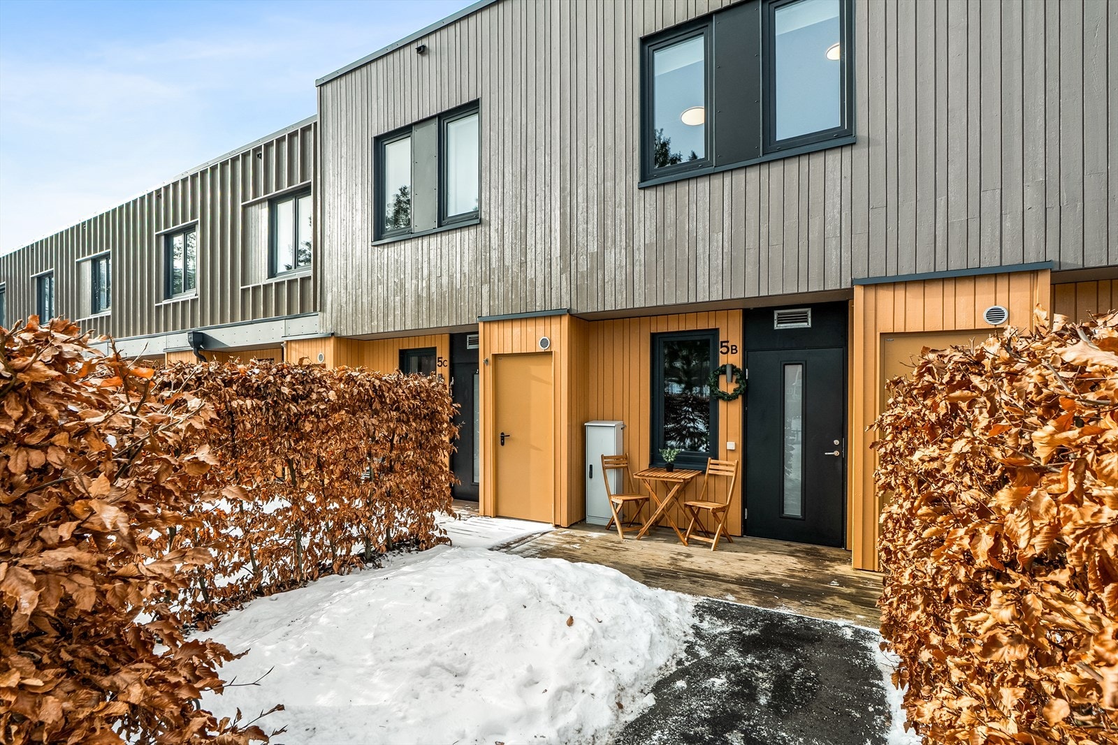 Du ønskes velkommen av et hyggelig inngangsparti hvor kaffen kan nytes i morgensola. Galleribilde