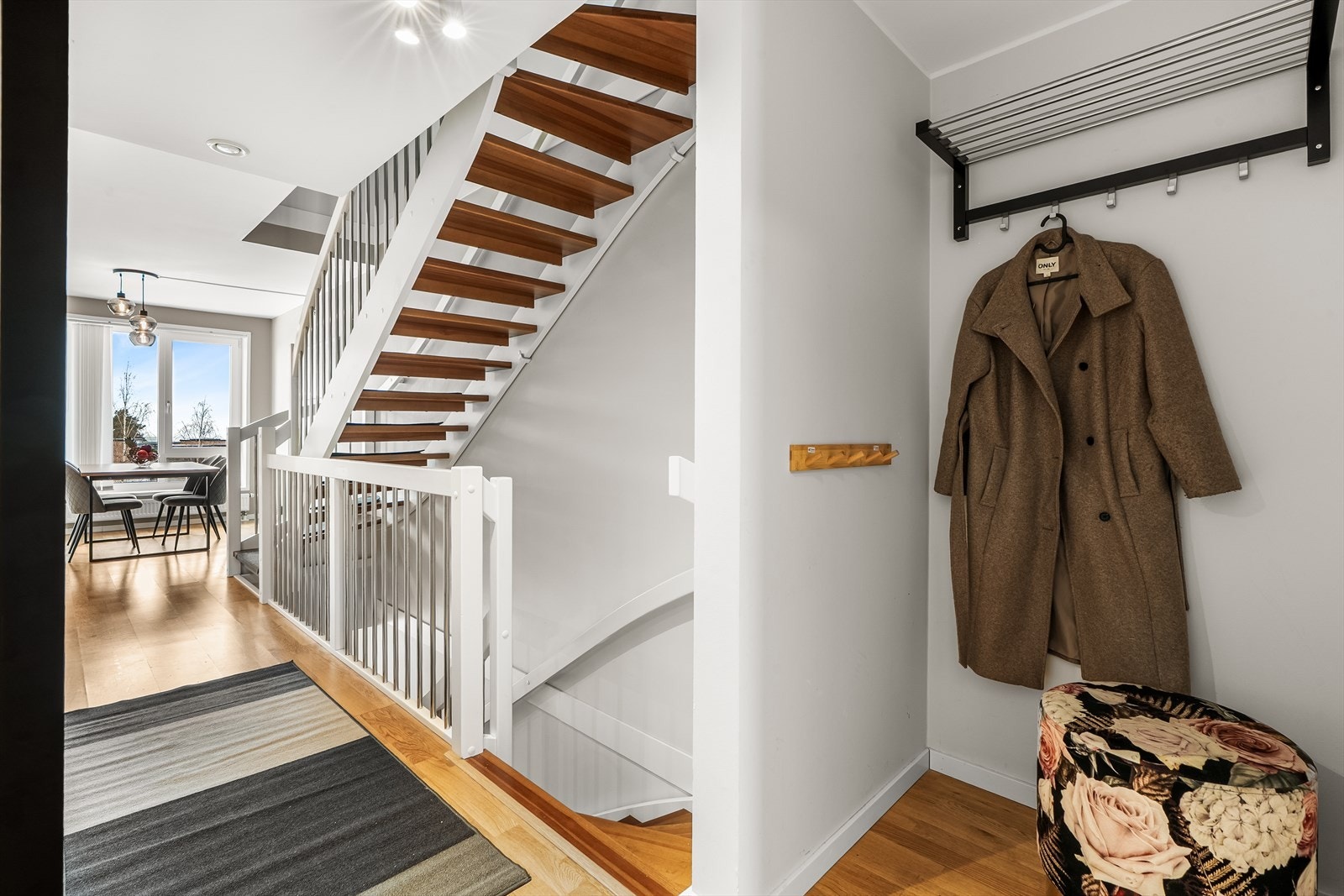 Mellom entrè og kjøkken er det god plass til å henge fra seg yttertøy og ved behov sette inn et garderobeskap med skyvedører. Galleribilde