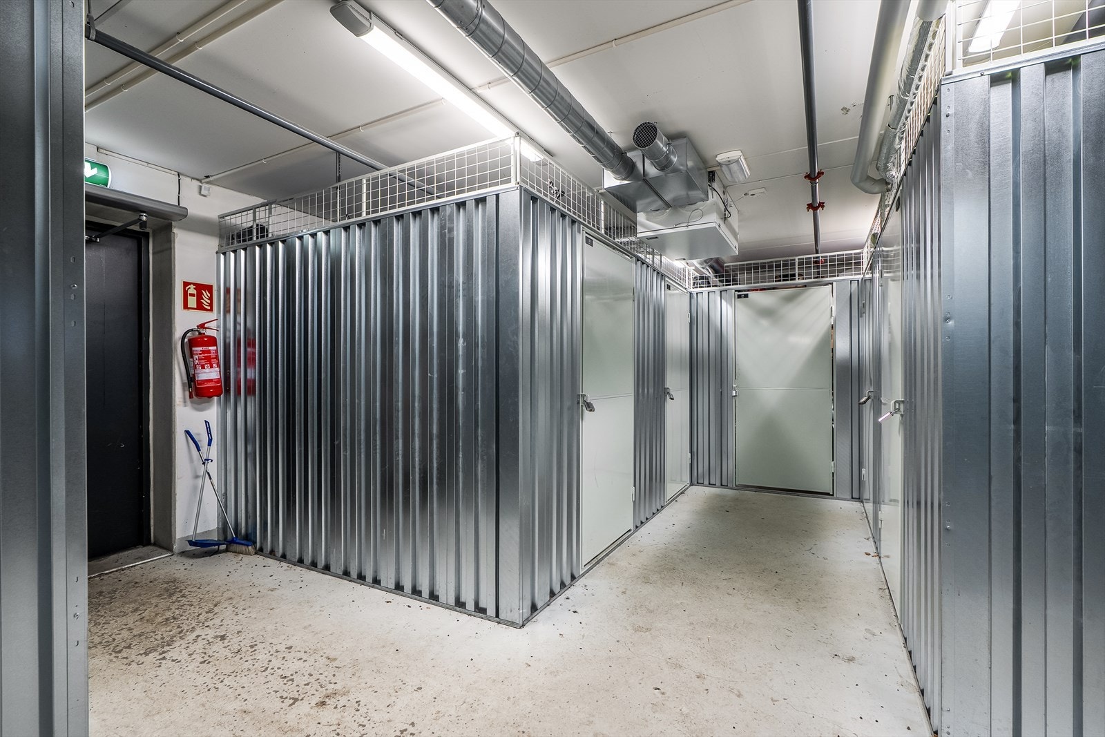 Ytterligere lagringsmuligheter i romslig bod oppmålt til ca. 5,2 m². Galleribilde