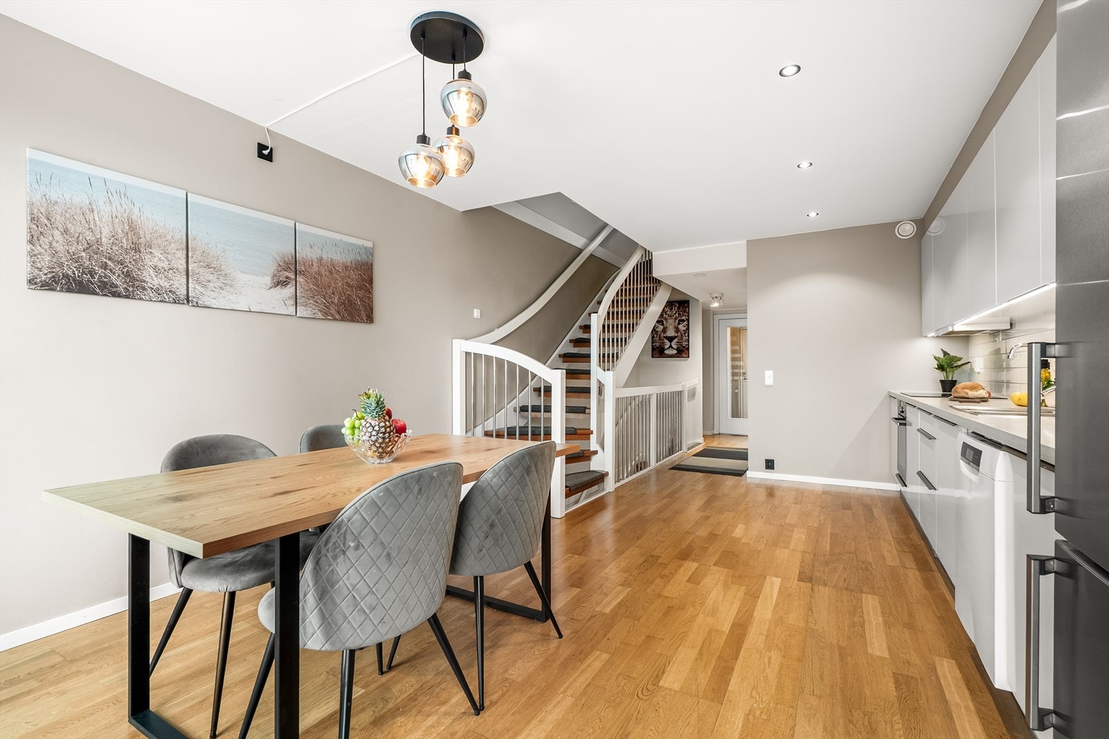 Til sammen gir kjøkkenet et godt inntrykk som innbyr til smakfull matlaging og hyggelige spisestunder. Galleribilde