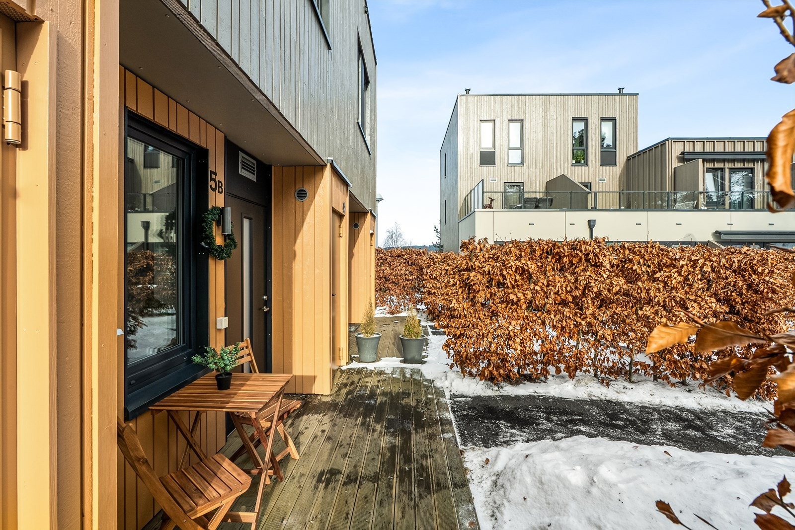 Du ønskes velkommen av et hyggelig inngangsparti hvor kaffen kan nytes i morgensola. Galleribilde