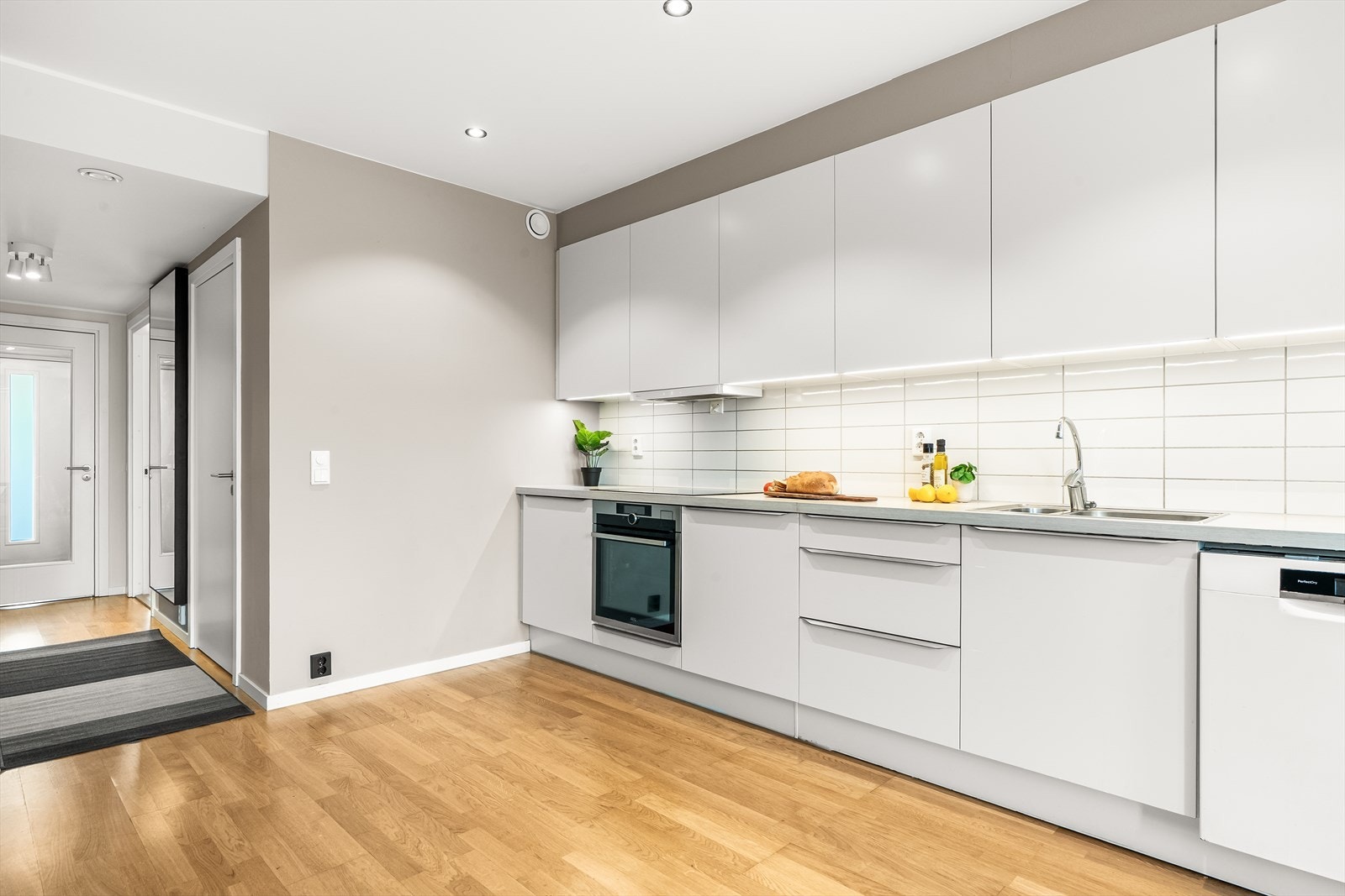 Innbydende kjøkken fra HTH som byr på godt med skap- og benkeplass. Galleribilde