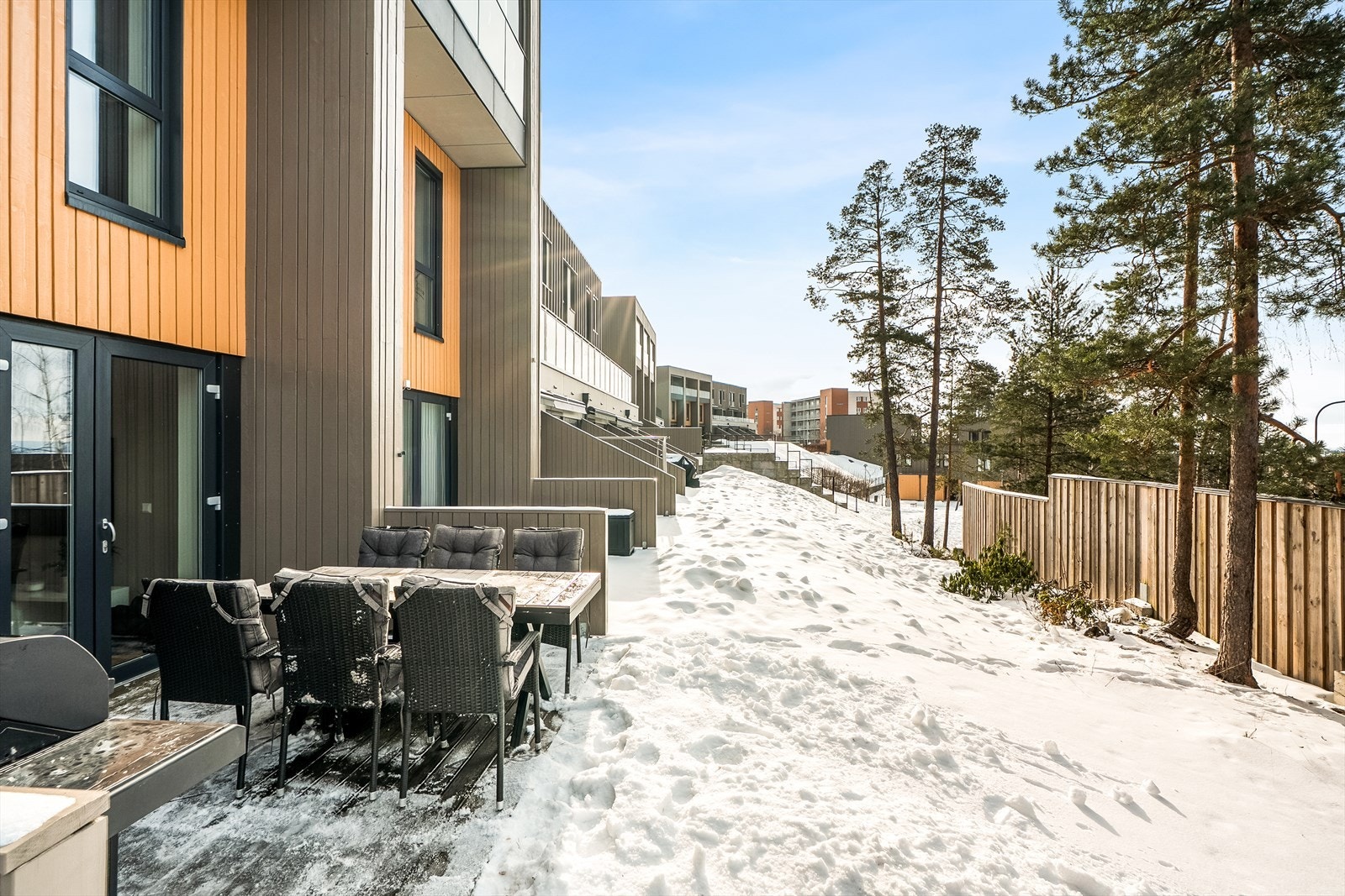 Her er det gode muligheter for å etablere hyggelig sittegruppe å nyte sommerdagene. Terrassen blir en naturlig forlengelse av stuen på sommerhalvåret. Galleribilde