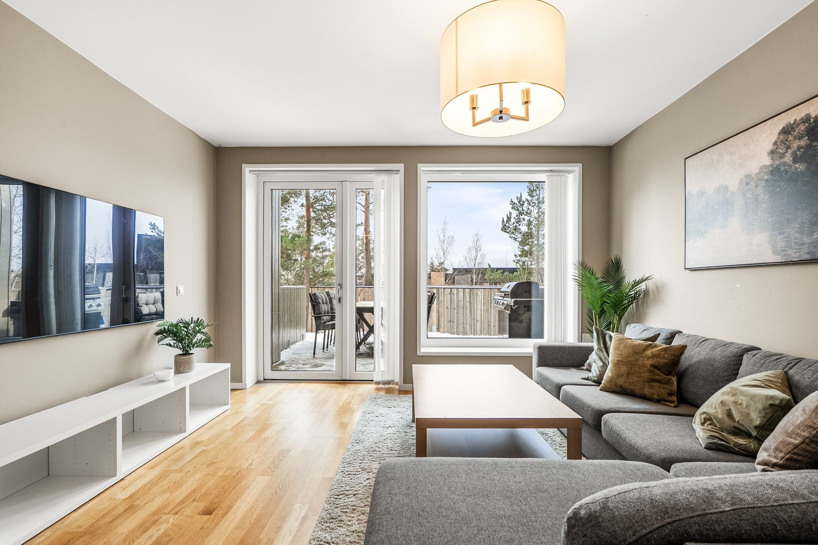 Med adkomst via trapp kommer du ned til boligens underetasje, her er det vannbåren gulvvarme i hele etasjen. Du møtes av en romslig stuedel med mange møbleringsmuligheter. Galleribilde