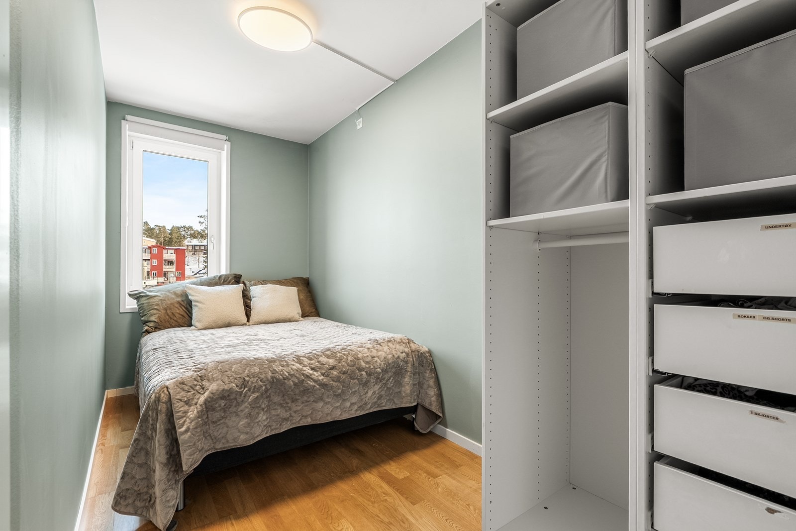 Etasjens andre og tredje soverom har plass til seng og annet ønskelig møblement. Galleribilde