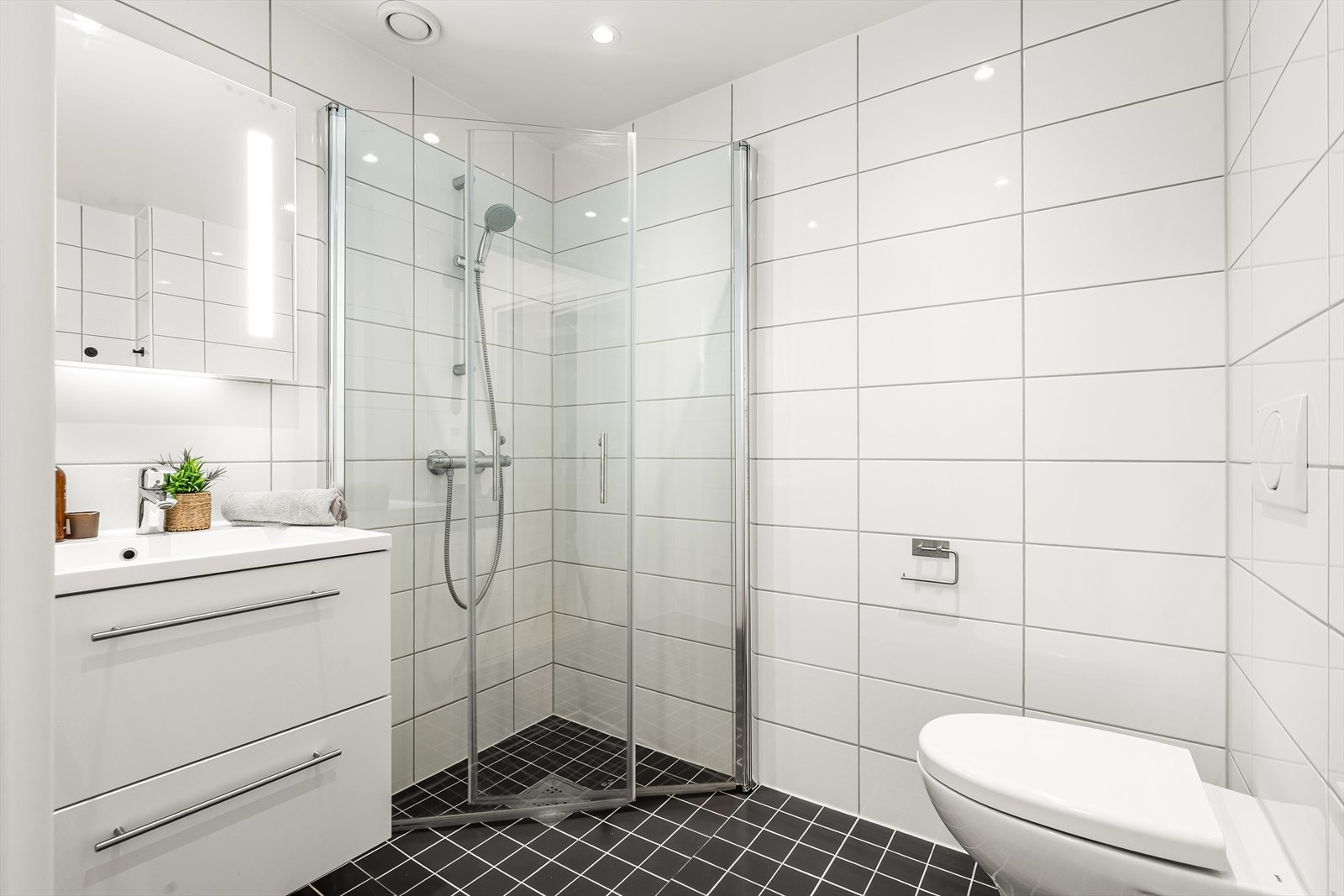 Videre er det montert et dusjhjørne med glassdører, sluk i sone og termostatstyrt blandebatteri. Det er balansert ventilasjon med avtrekksventil i himling og tilluft via spalte ved terskel. Galleribilde