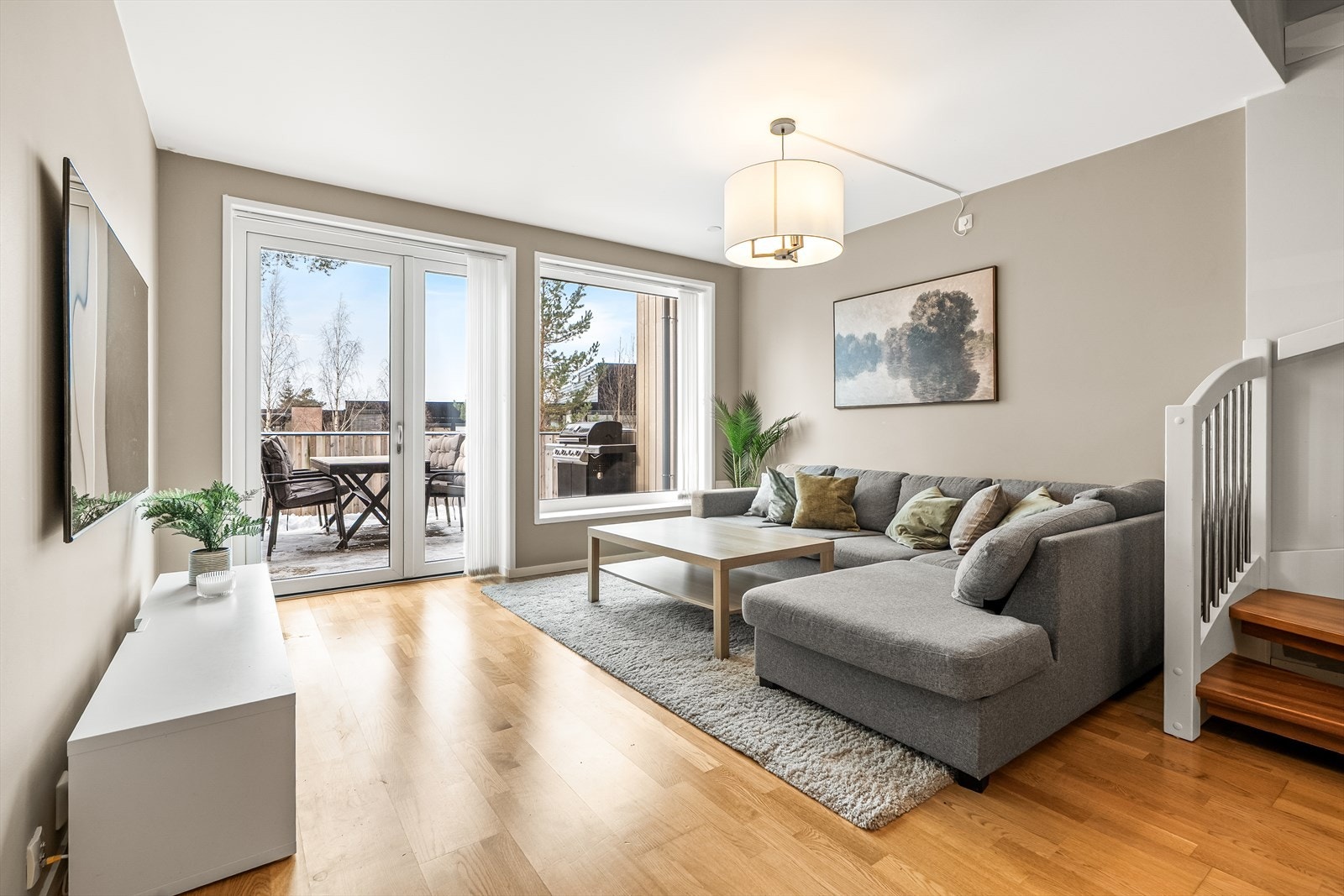 Store vindusflater som slipper inn godt med dagslys. Galleribilde