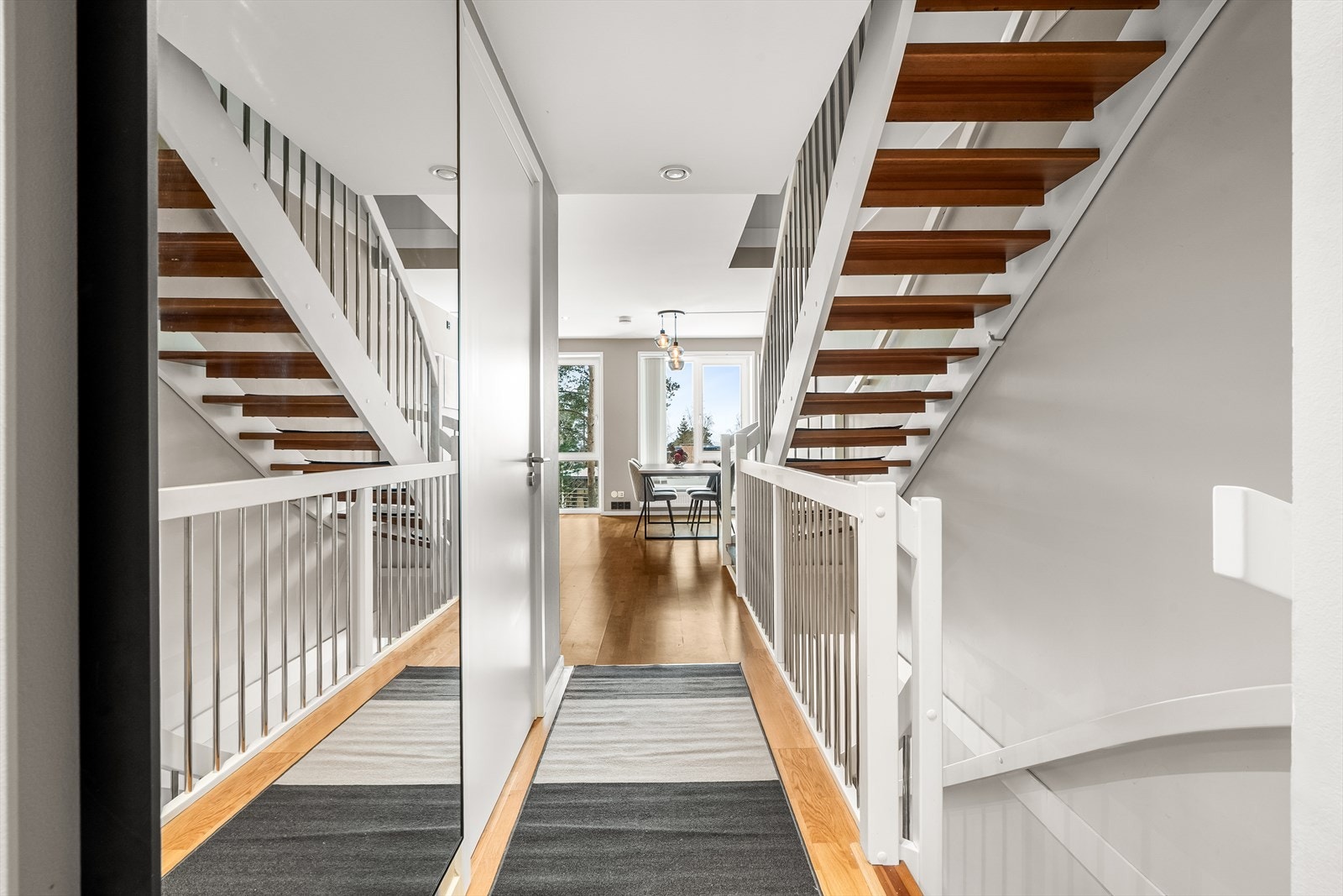 Innbydende og lys bolig med god atmosfære. Via gangen har man tilgang til en praktisk bod med gode oppbevaringsmuligheter. Galleribilde