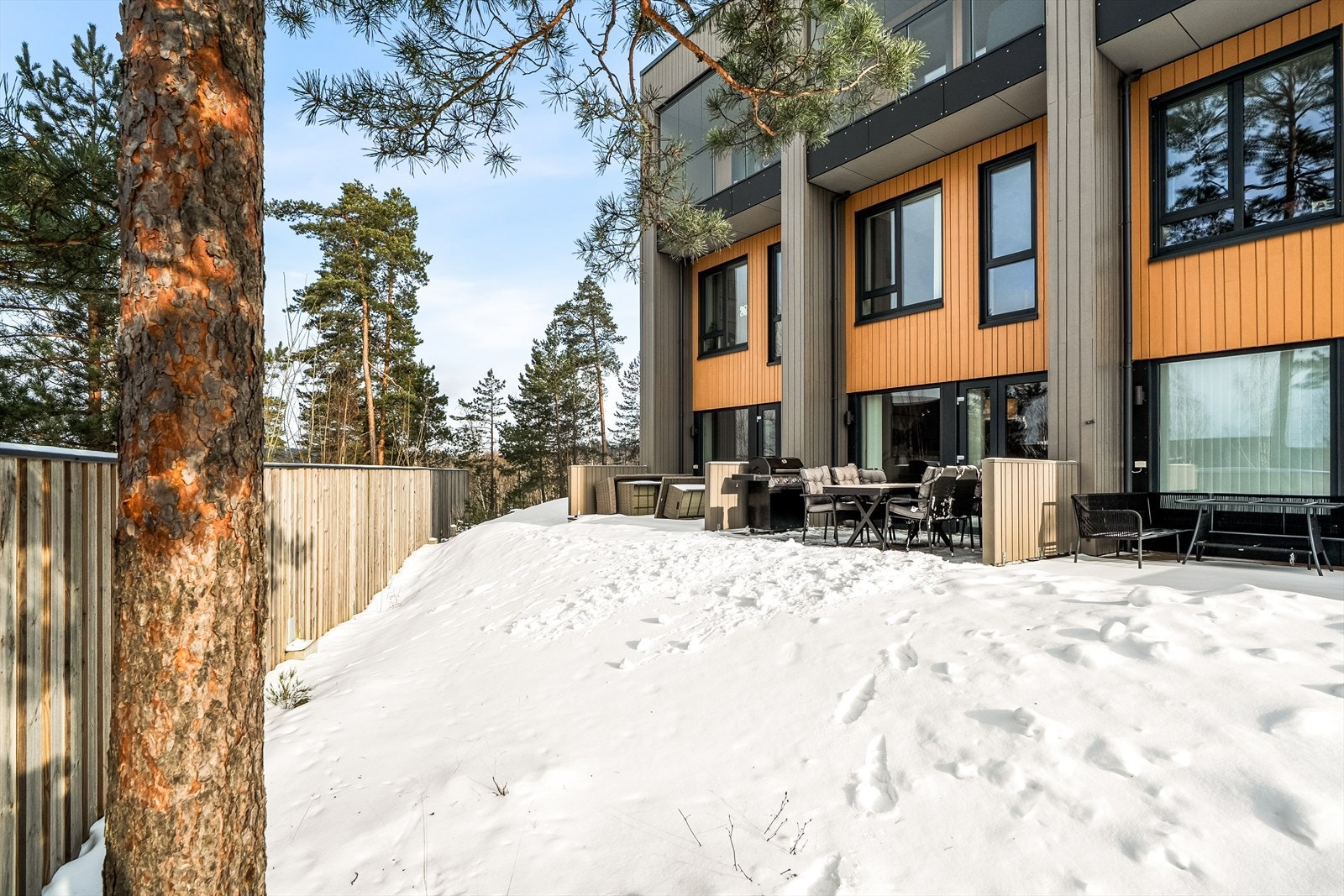 Fra stuen er det utgang til en vestvendt markterrasse på ca. 12 m². Galleribilde