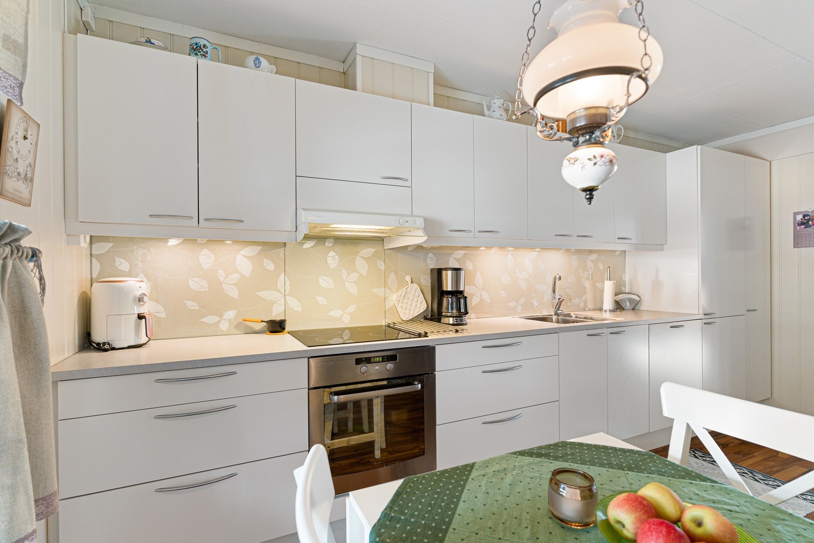 Kjøkkenet fremstår som svært pent brukt, vurdert til tilstandsgrad 1 av takstmann. Det er glassplate over benketopp som sørger for enkel rengjøring. Galleribilde