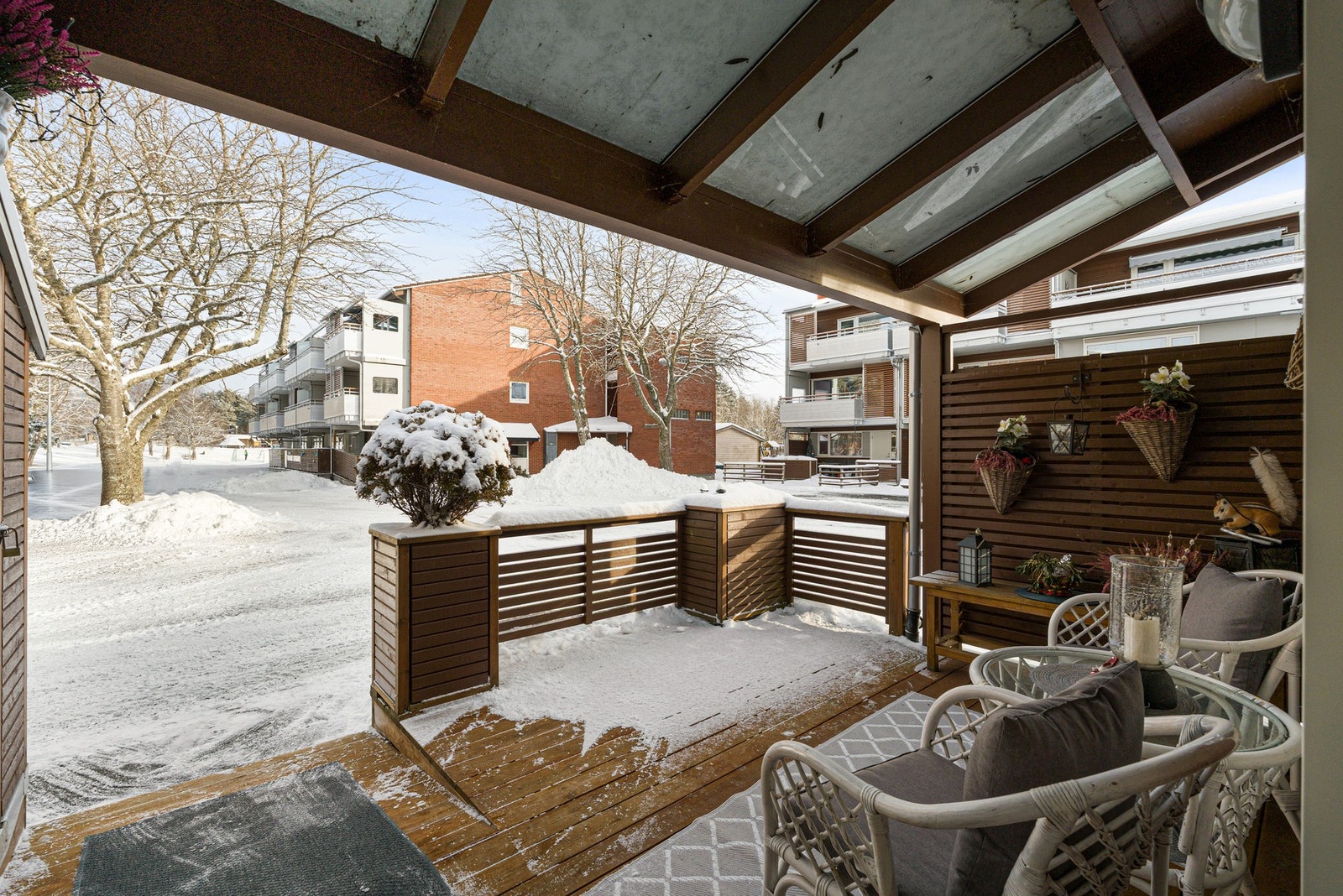 Fra inngangsdøren går det trygge og bilfrie internveier til barnehage og skole. Veiene blir brøytet og strødd av Servicesentralen på Kattem. Galleribilde