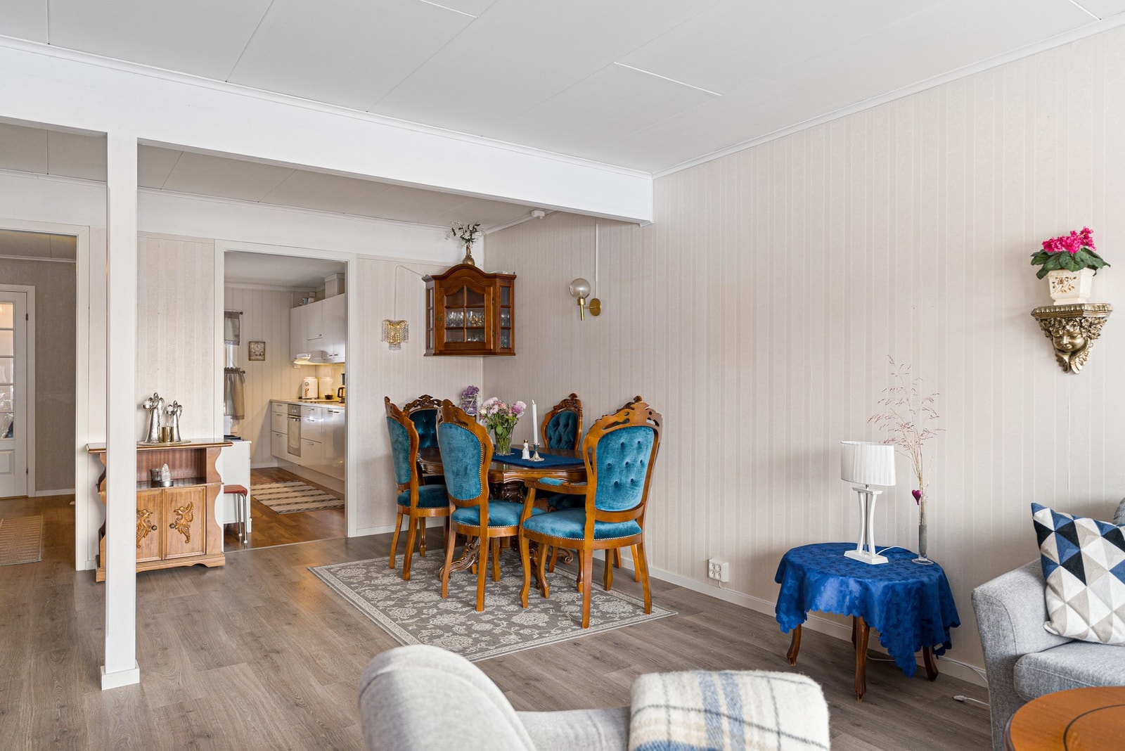 Mellom stue og kjøkken er det plass til et større langbord, perfekt for sosiale sammenkomster med venner og familie. Galleribilde