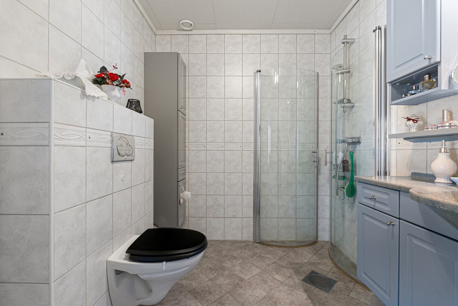 Badet er på 5,5 kvm og gir plass til oppbevaringsløsniger. Galleribilde