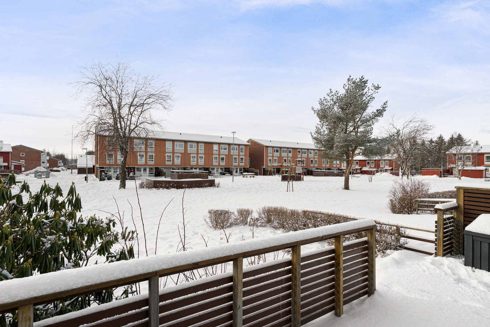 Fra terrassen er det utsikt mot lekeplassen og sittegruppene som tilhører borettslaget. Galleribilde