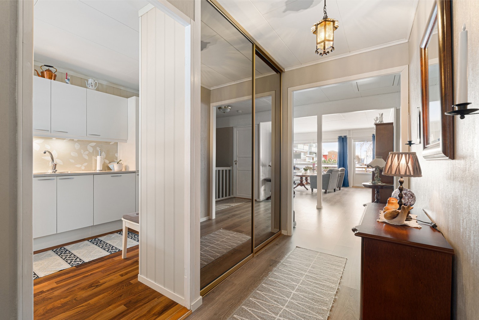 Videre i gangen er det montert en skyvedørsgarderobe som gir gode oppbevaringsmuligheter. Galleribilde