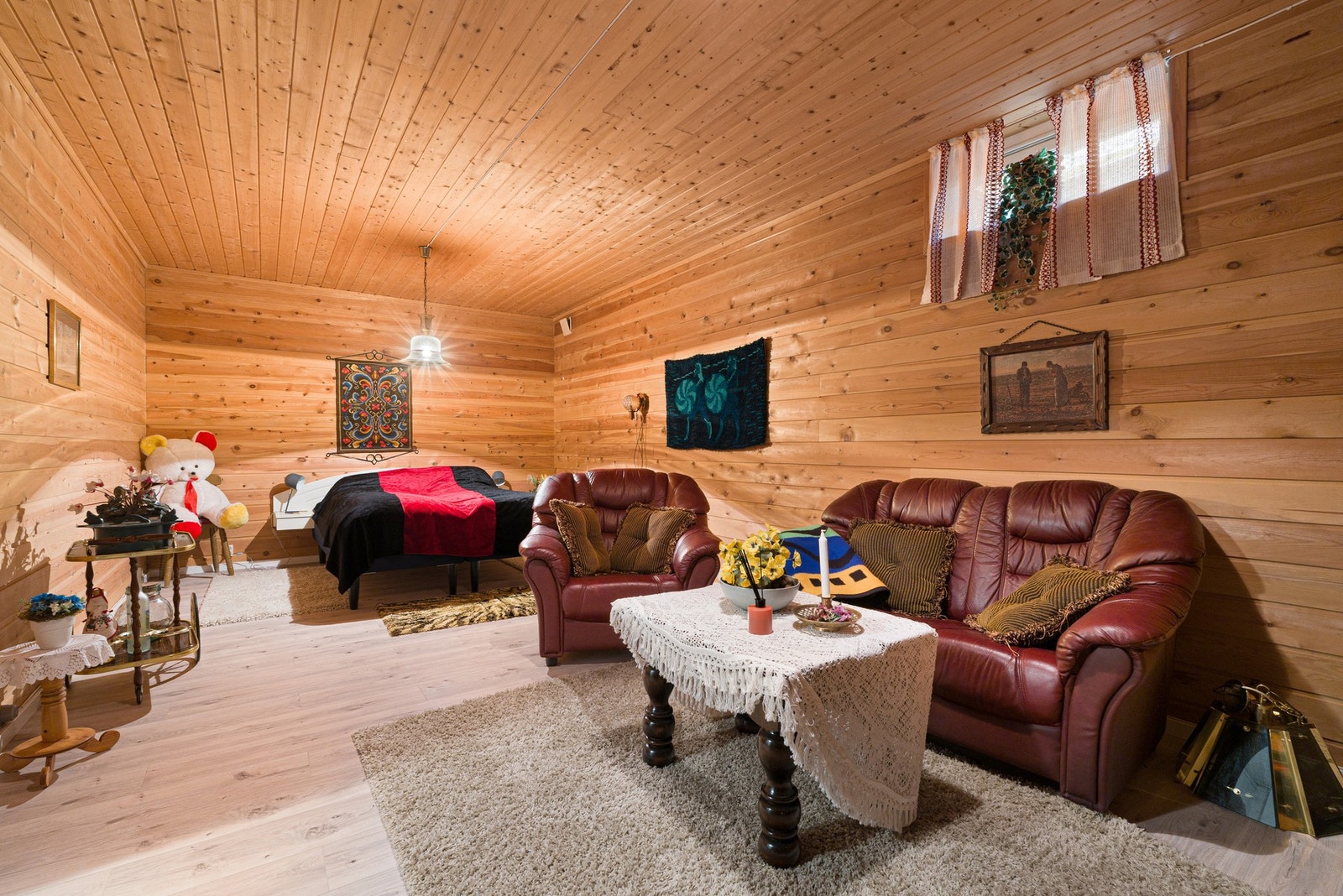 Opprinnelig uinnredet kjeller som i dag er i bruk som kjellerstue. Det er ikke søkt om bruksendring. Galleribilde