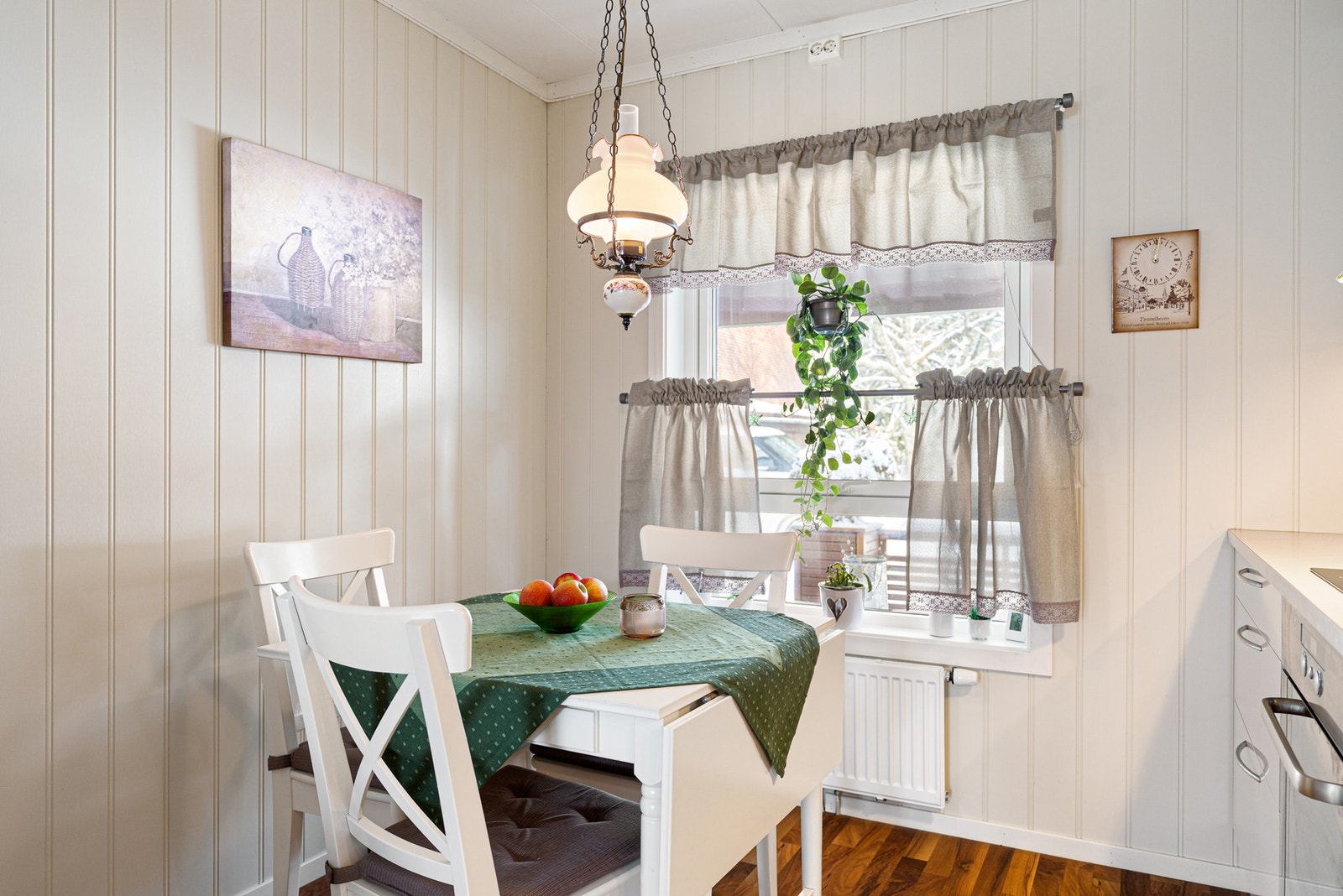 Kjøkkenets utforming gir god plass til et koselig spisebord. Galleribilde