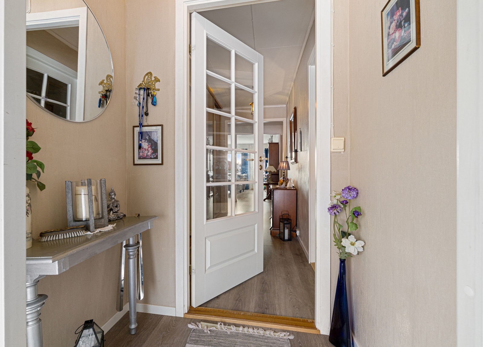 Innbydende vingfang med plass til oppheng av yttertøy. Galleribilde