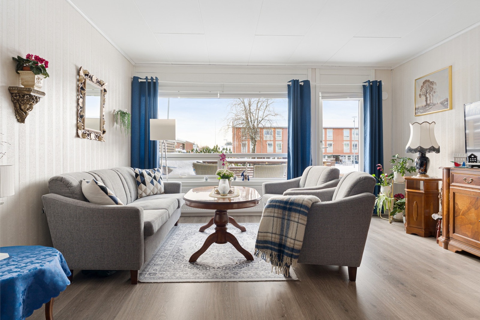 Sofagruppen finner sin naturlige plassering i enden av stuen. Fjernvarme sørger for energieffektiv oppvarming og en lun temperatur året rundt. Galleribilde