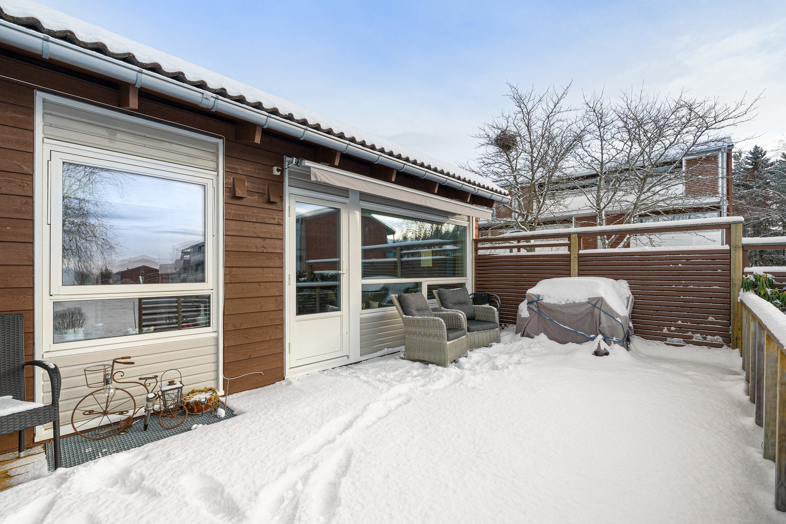 Det er montert elektrisk markise over deler av terrassen. Galleribilde