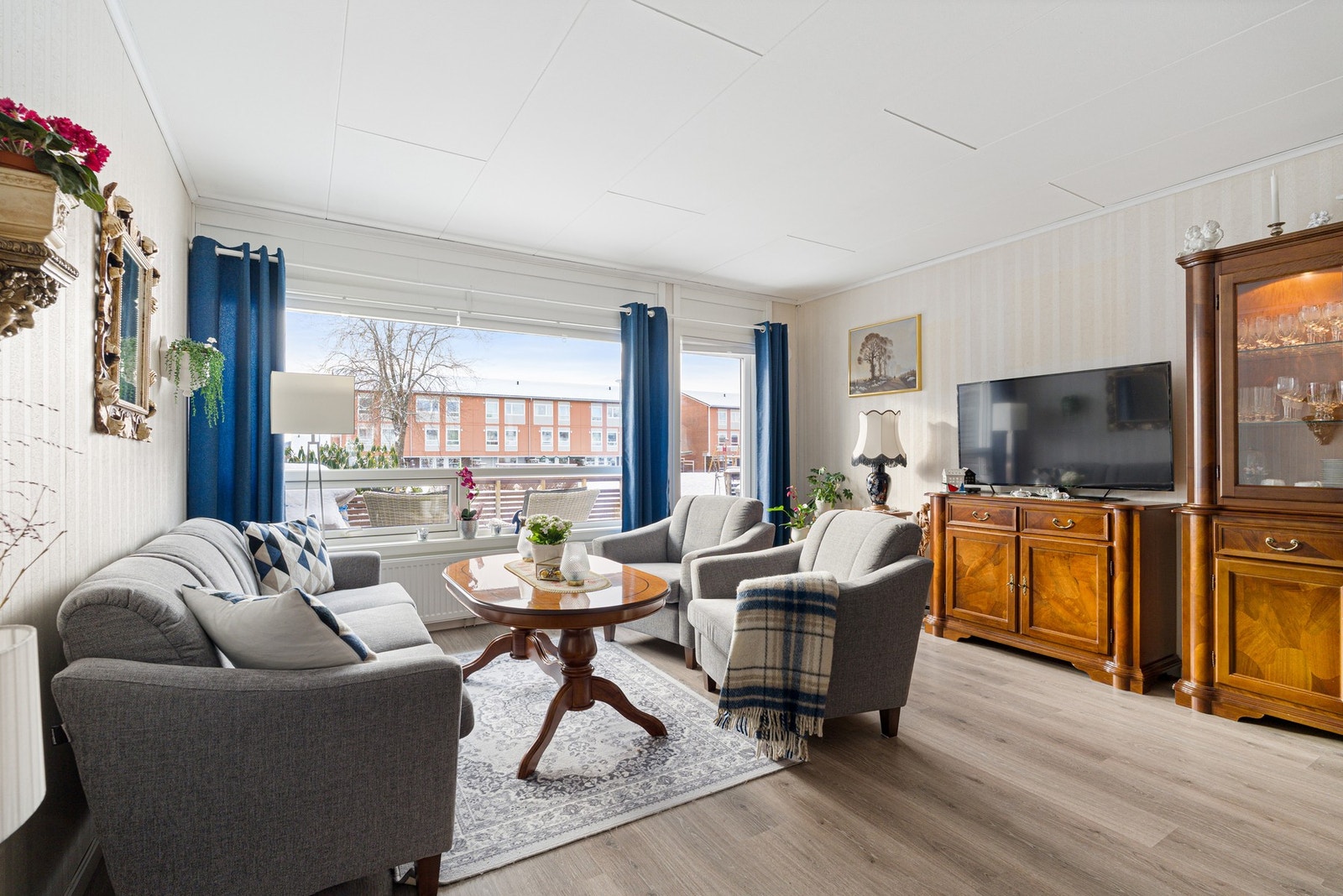 De store vindusflatene gir rikelig med naturlig lysinnslipp til hele oppholdsrommet. Vinduene ligger vendt mot flotte grøntarealer. Galleribilde