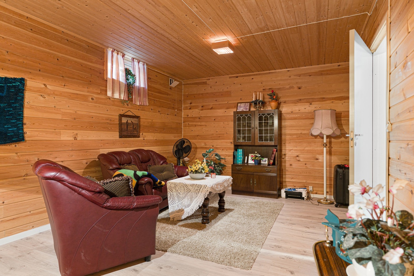 Det medfølger en fast parkeringsplass i oppvarmet garasjekjeller. Her er det klargjort for tilkobling av elbillader gjennom abbonementløsning til Aneo. Galleribilde