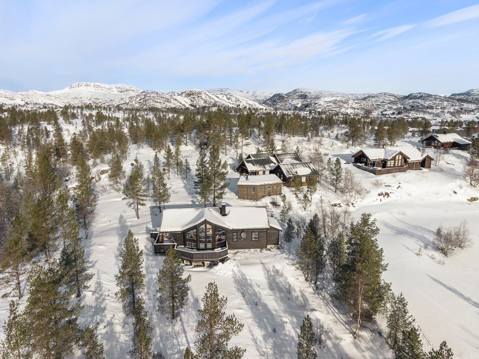Det er også svært populært å bade i Siraelven. Her er det flere kulper som man kan bade i, samt sandstrand. Galleribilde
