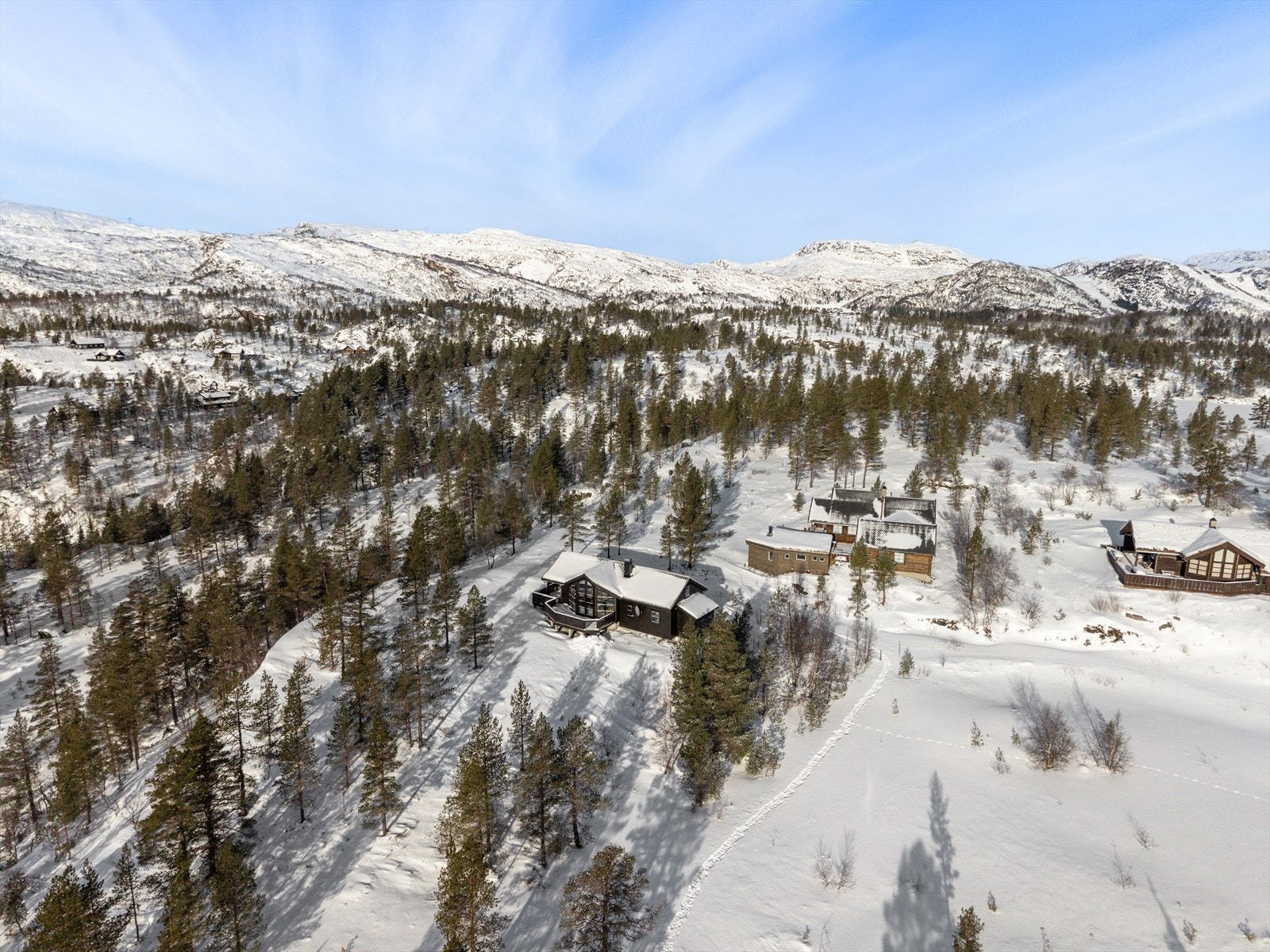 På sommerstid kan man benytte seg av koselige tjern og småvann som er populære bade- og rekreasjonsområder. Galleribilde