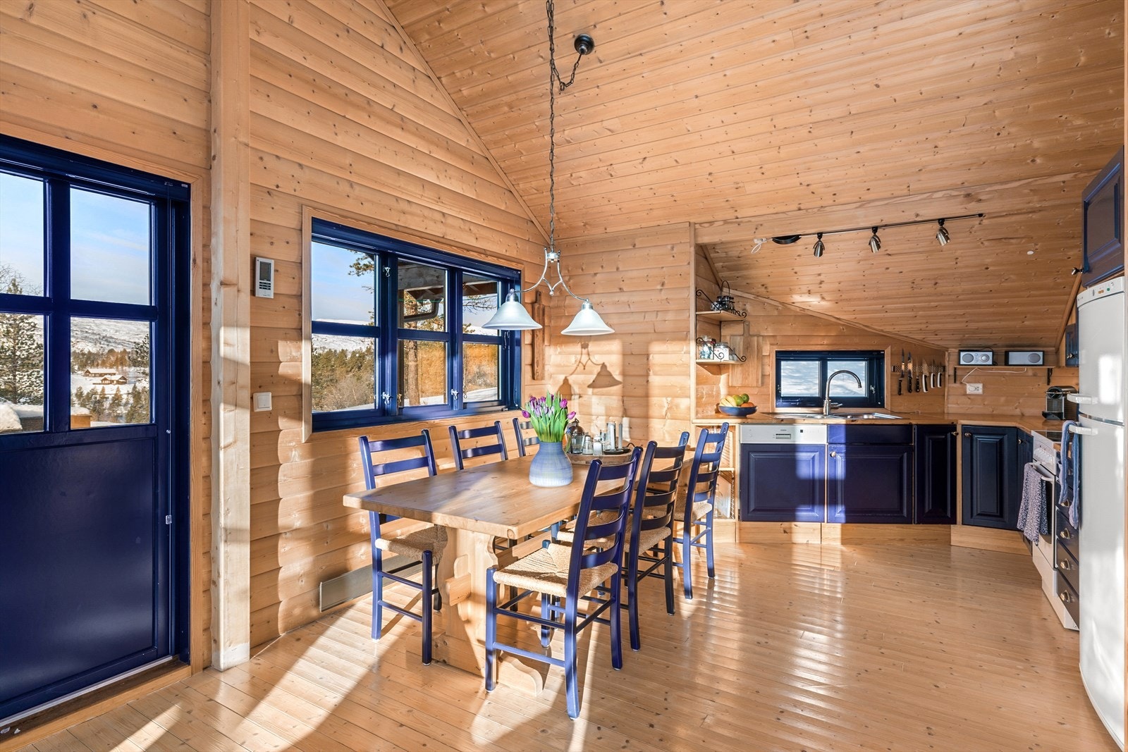 Stuen og kjøkkenet har åpen løsning. Her er det gode møbleringsmuligheter og plass til langbord. Galleribilde