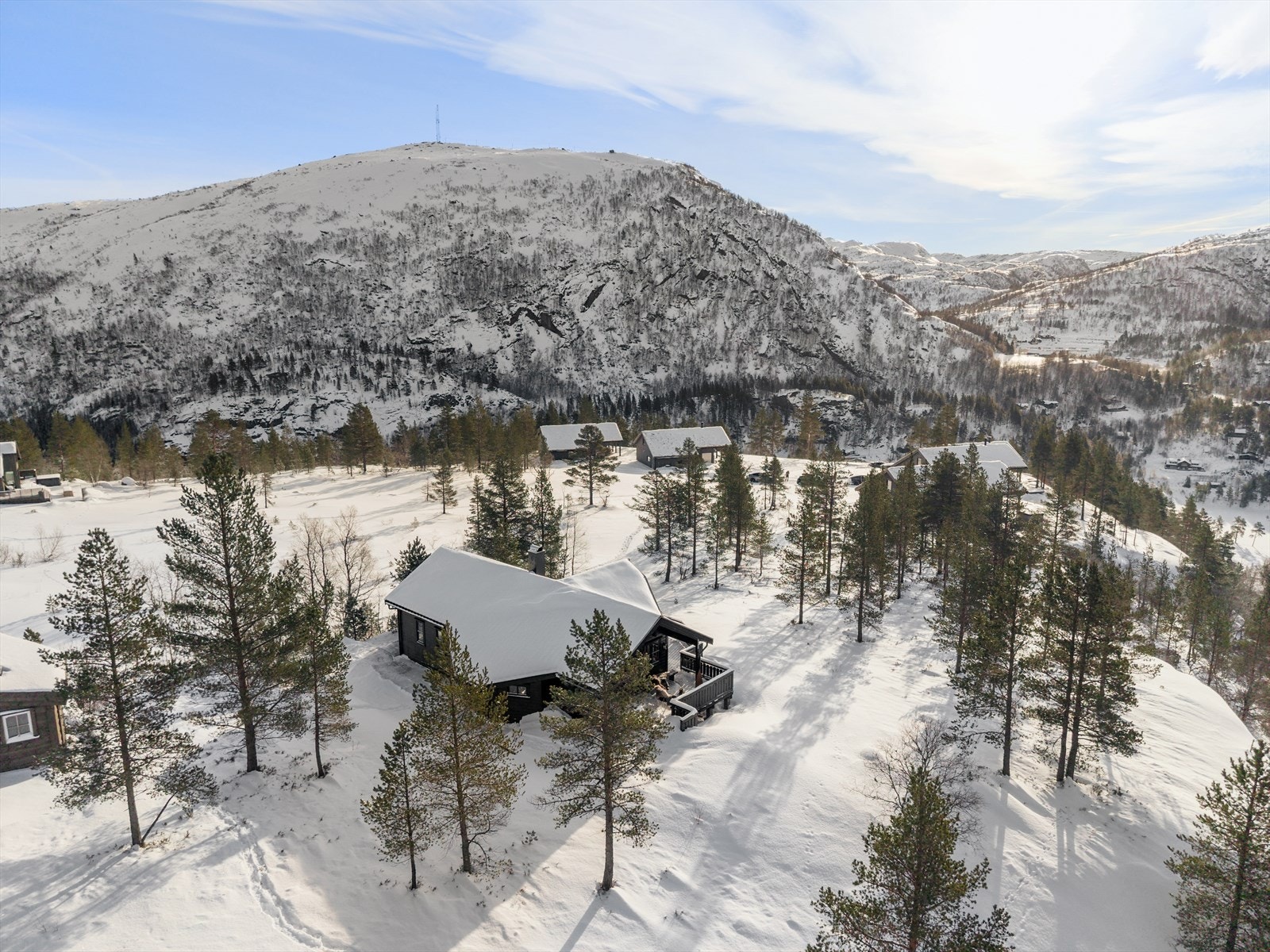 Idyllisk beliggenhet med herlig utsikt mot Raudåknuten og nedover retning Sageneset. Optimale solforhold. Galleribilde