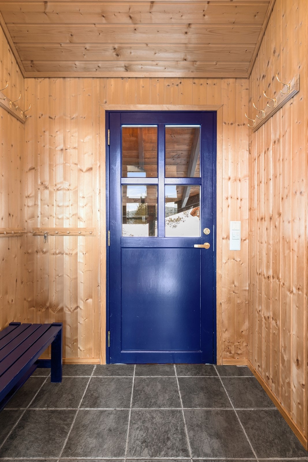 Entre/gang med fliser på gulv og varmekabler. Det er god plass til yttertøy og oppbevaring. Adkomst til praktisk bod. Galleribilde