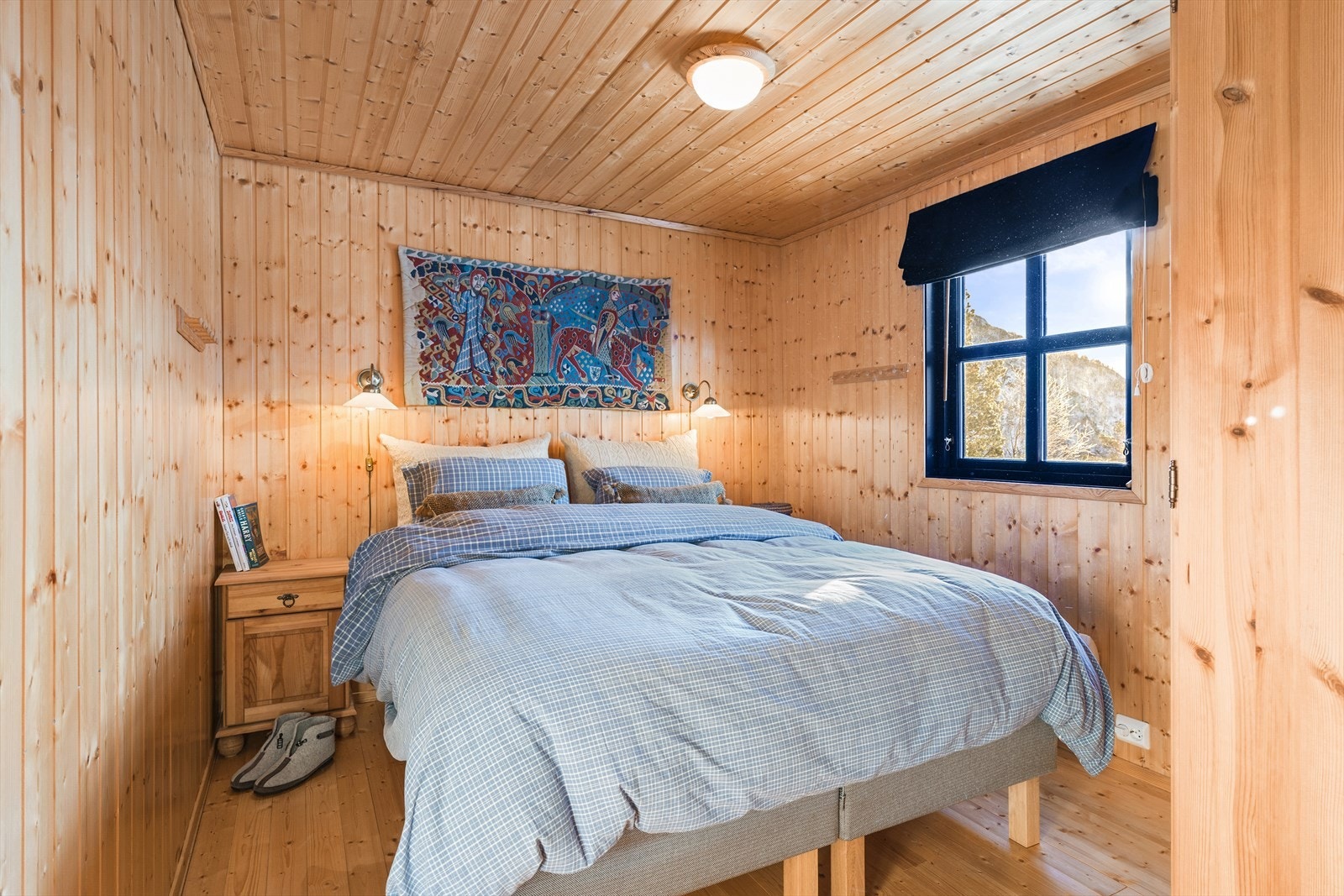 Fra stuen er det trapp ned til soveromsfløyen.
Hytten har 3 gode soverom Galleribilde