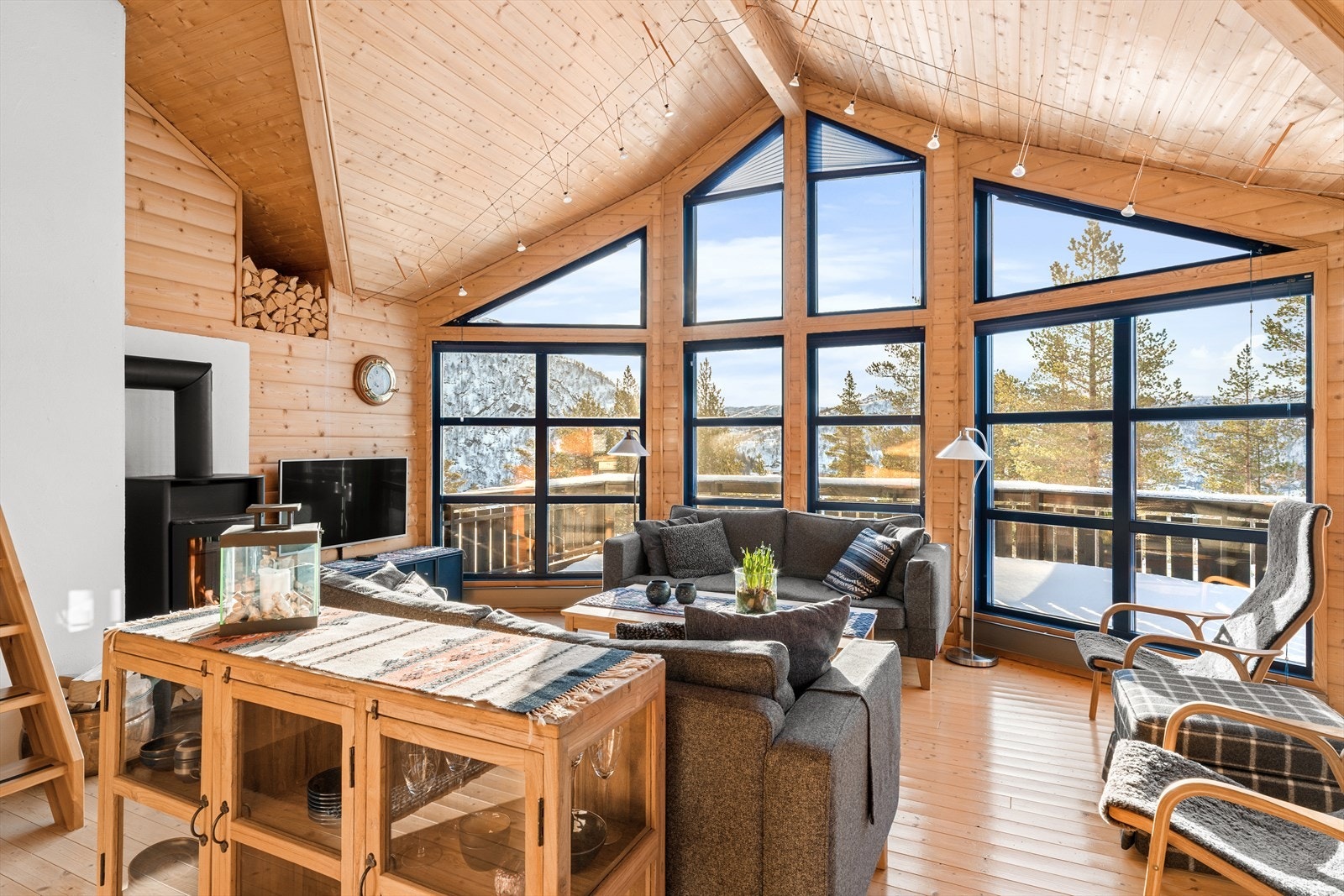 Her får man en herlig romfølelse. I stuen er det en flott vedovn med glassdør. Det er panel på vegger og furugulv. Galleribilde