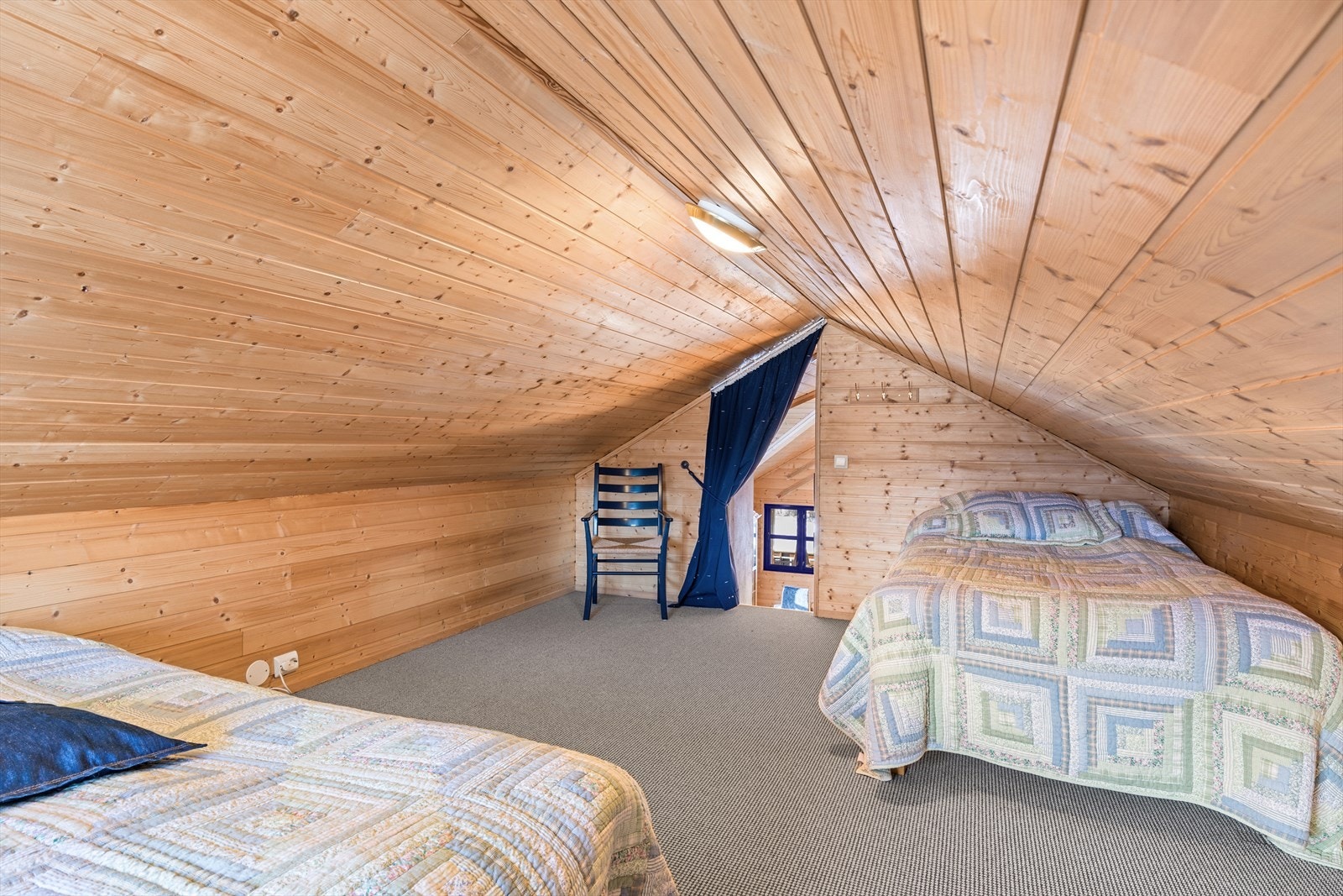 Teppe på gulv og panel i tak Galleribilde