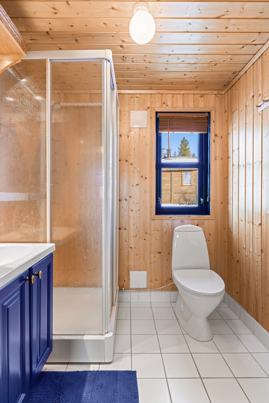 Badet ligger i tilknytning til soveromsfløyen. Galleribilde