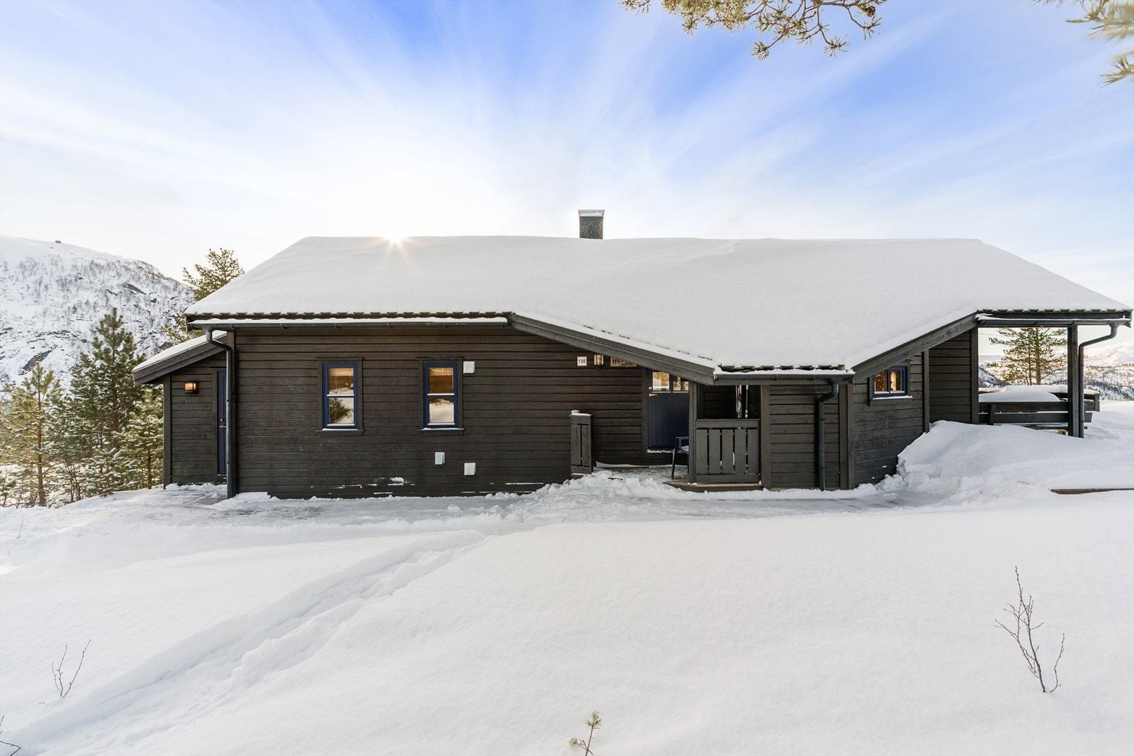 Overbygget inngangsparti og terrasse. Utvendig bod med plass til ski og utstyr. Galleribilde