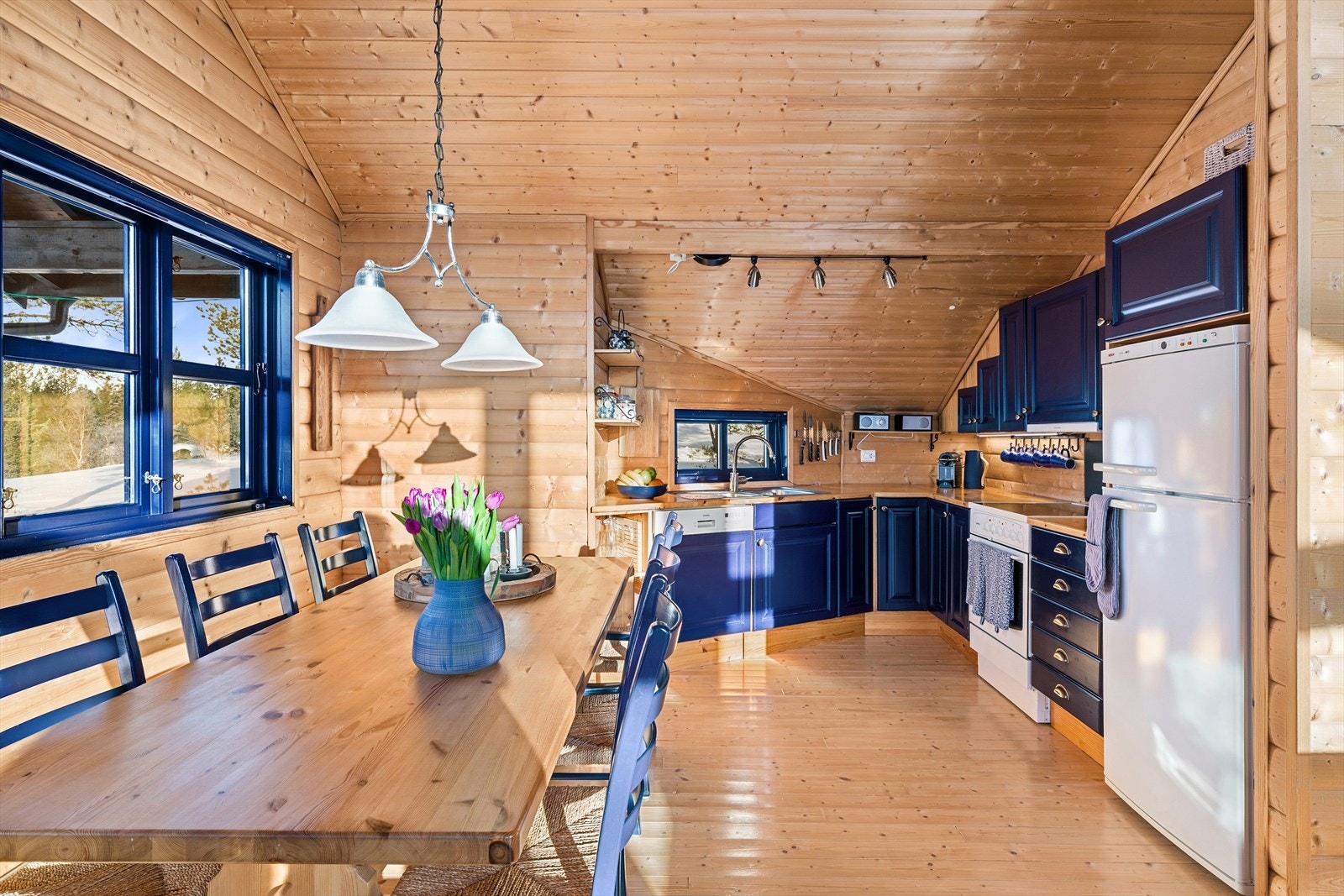 Kjøkkenet er malt og har god lagringsplass i skuffer og skap. Hvitevarer kan medfølge i handelen. Galleribilde